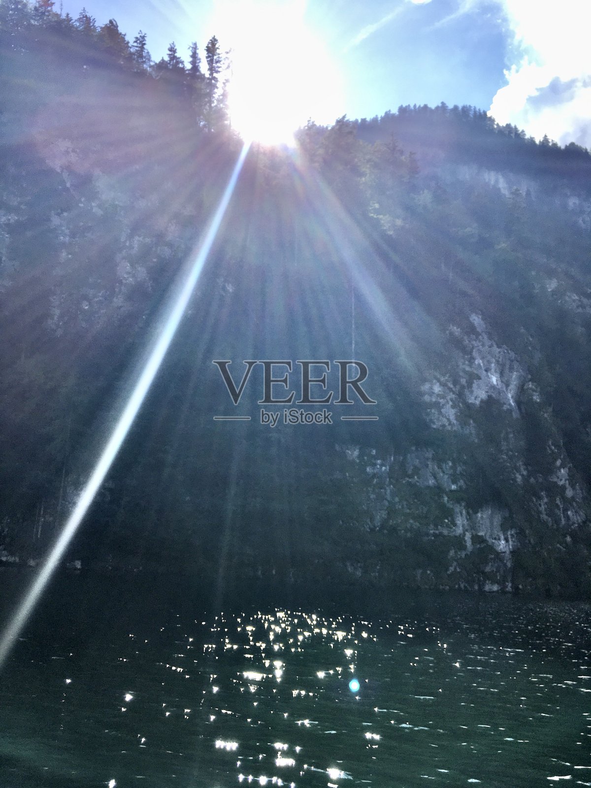 Königssee是德国巴伐利亚州贝希特斯加德纳土地区东南部的一个自然湖,靠近奥地利边界。湖的大部分都在贝希特斯加登国家公园内。照片摄影图片