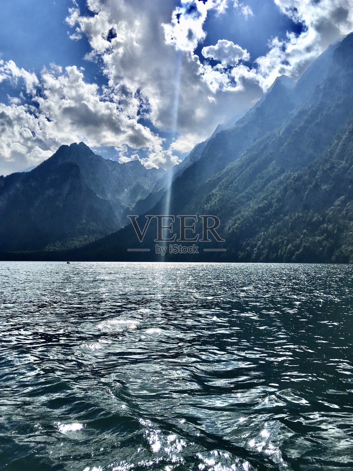 Königssee是德国巴伐利亚州贝希特斯加德纳土地区东南部的一个自然湖,靠近奥地利边界。湖的大部分都在贝希特斯加登国家公园内。照片摄影图片