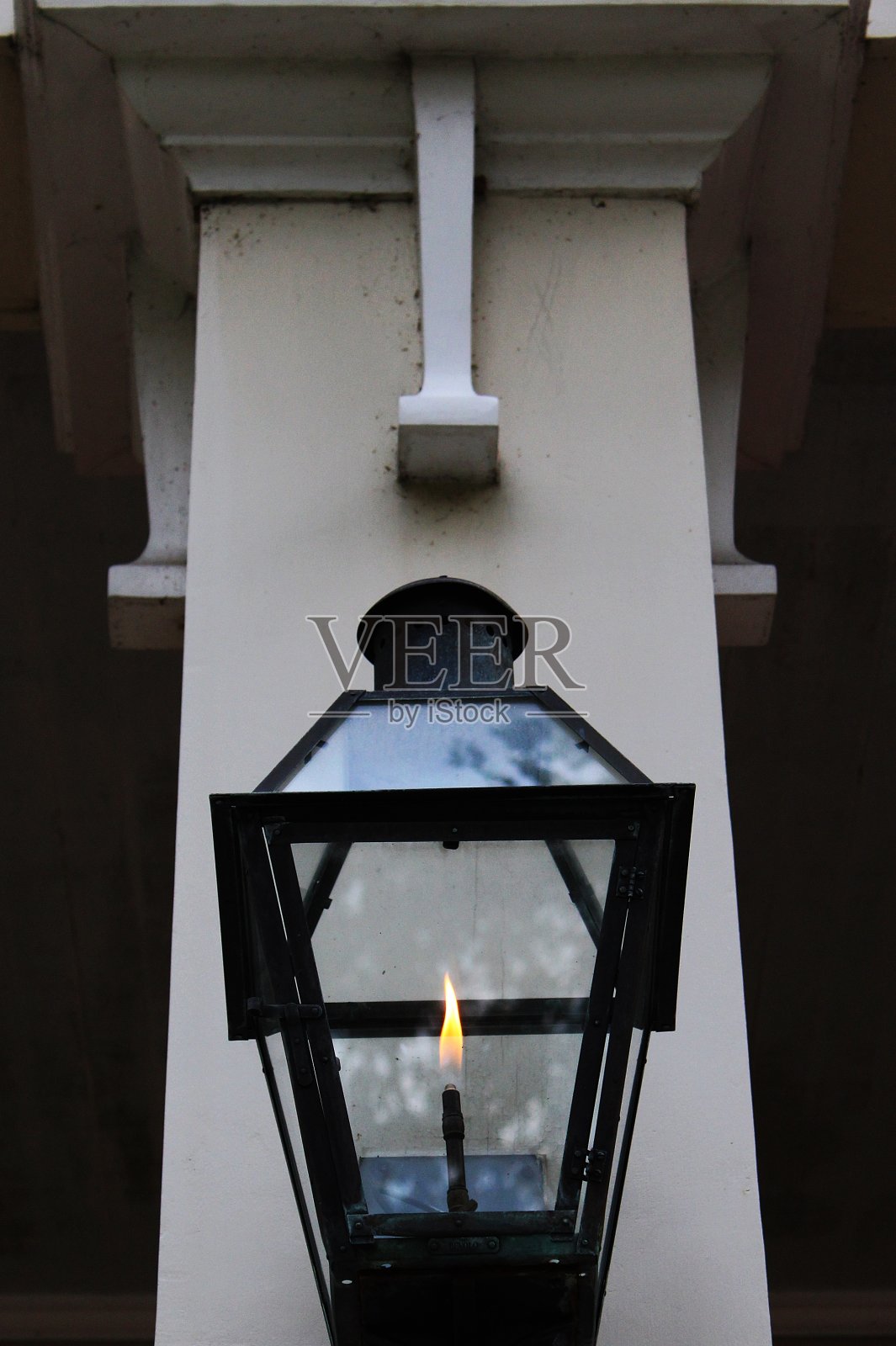 老式灯笼里的煤气灯火焰闪烁着照片摄影图片