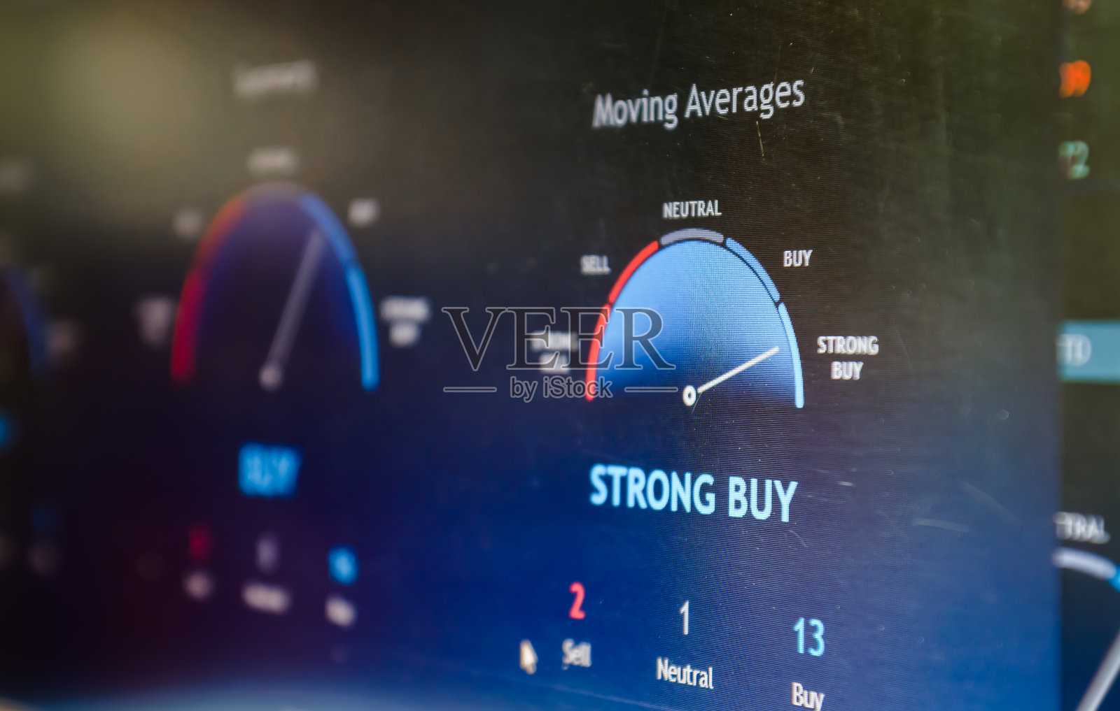 一个股票市场的分析与字幕屏幕上的特写买入照片摄影图片