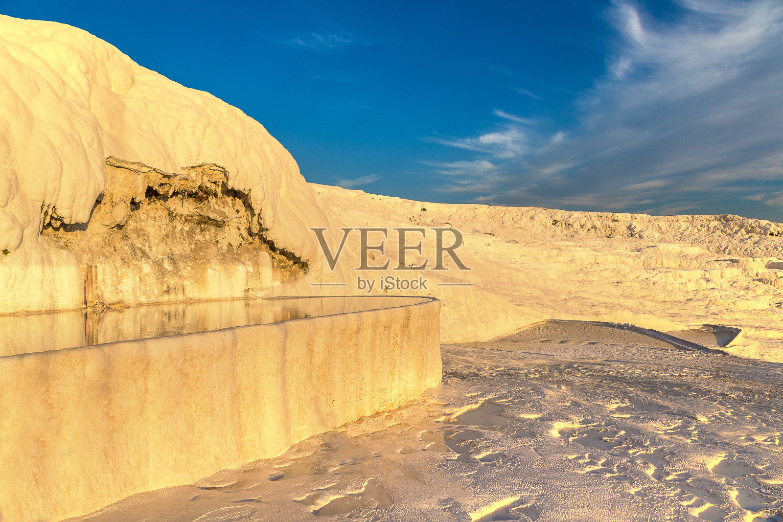 石灰华池塘和梯田,土耳其照片摄影图片