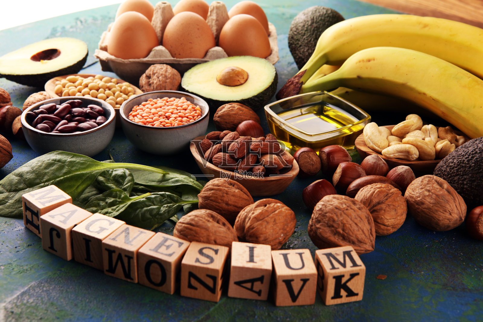 含镁的产品:香蕉、杏仁、鳄梨、坚果、菠菜和鸡蛋照片摄影图片