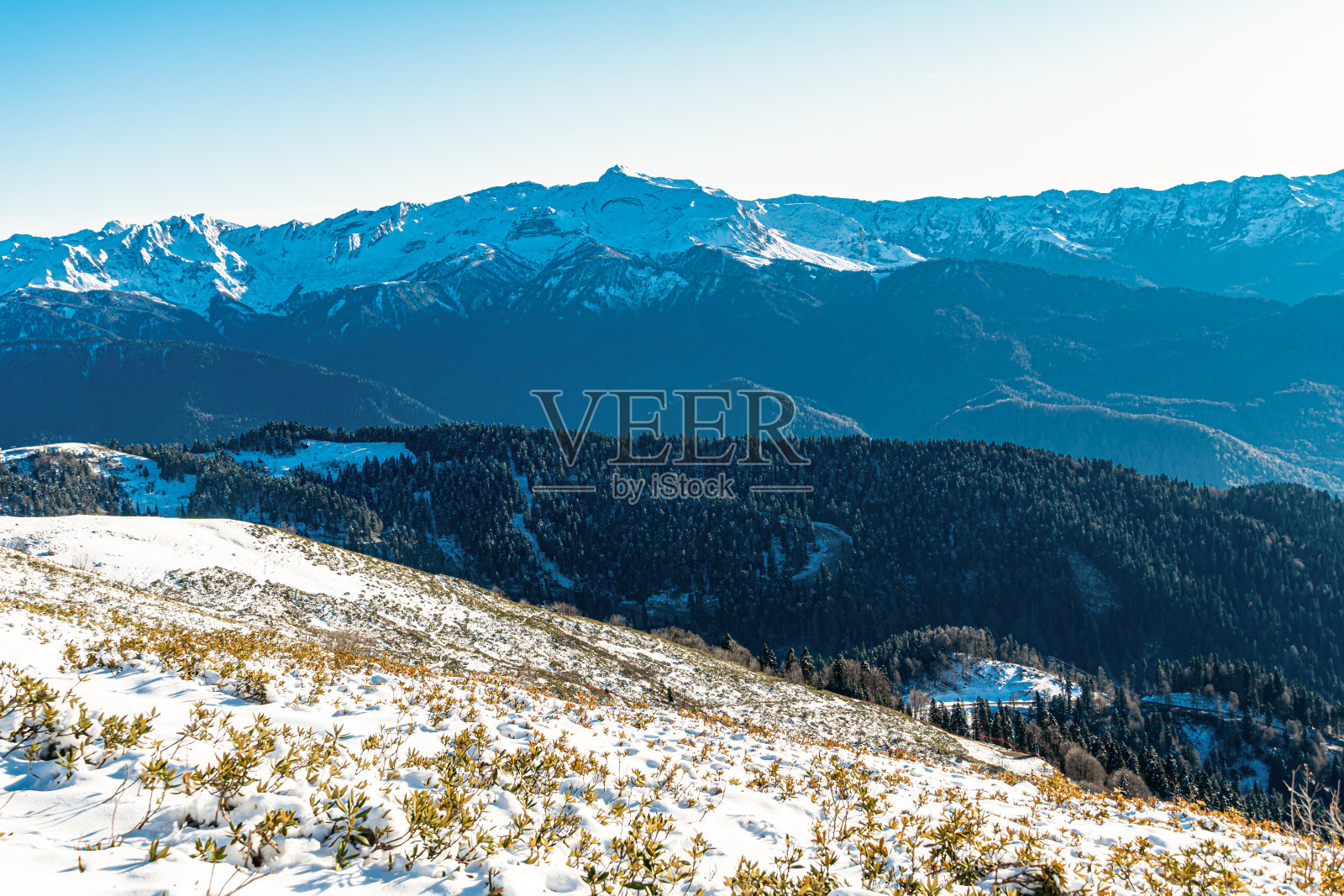 冬天的雪覆盖着群山照片摄影图片