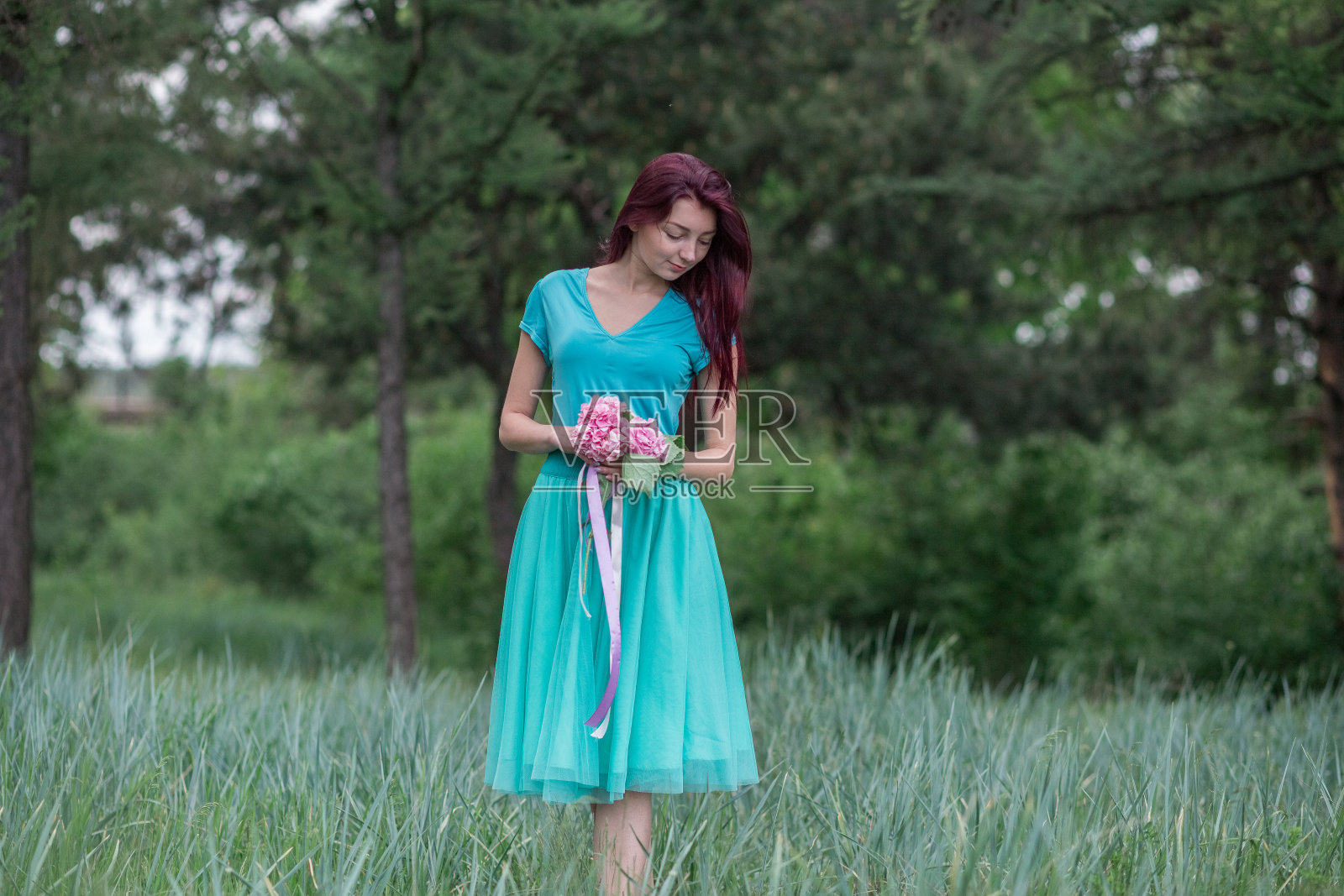 在春天的花园里跳舞的女孩照片摄影图片