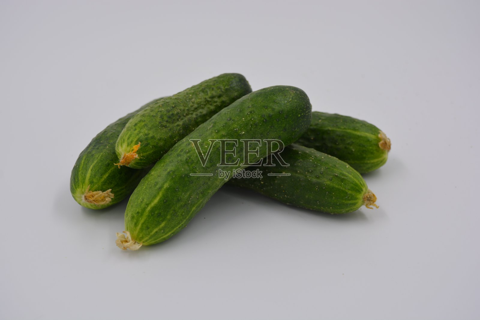 年轻多汁的黄瓜,收获乌克兰黄瓜排列在白色的背景。新鲜的蔬菜,健康的食物。照片摄影图片