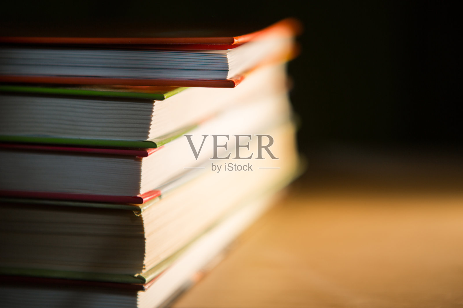 一堆书的特写。家庭阅读纸书的概念,学校教育和学院,回到学校。文字空间,背景。照片摄影图片