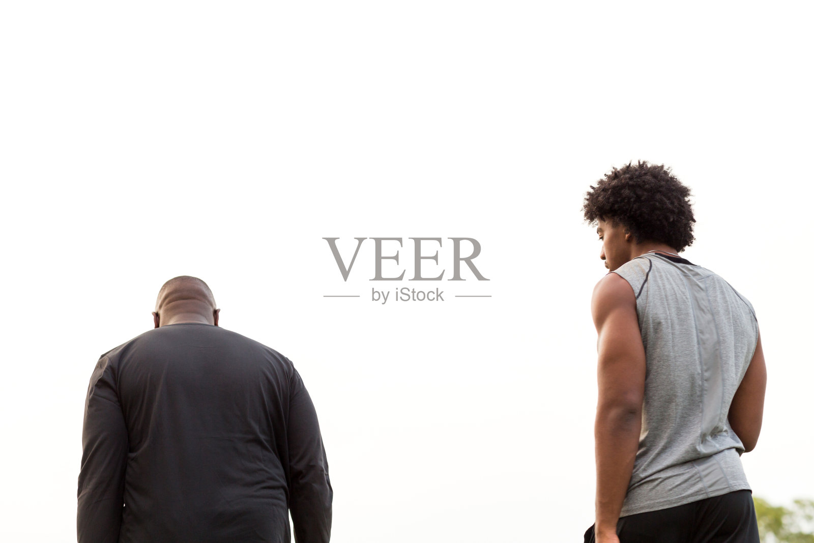 美国足球教练训练年轻运动员。照片摄影图片