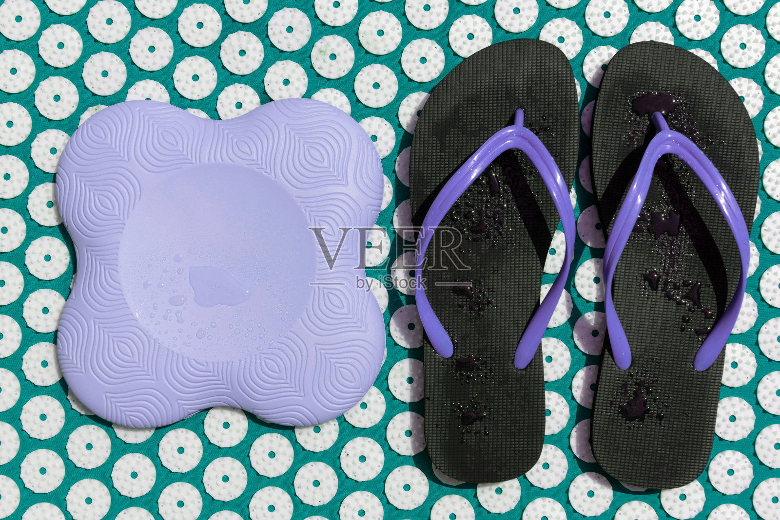 按摩按摩按摩垫与丰富多彩的瑜伽项目和人字拖。照片摄影图片