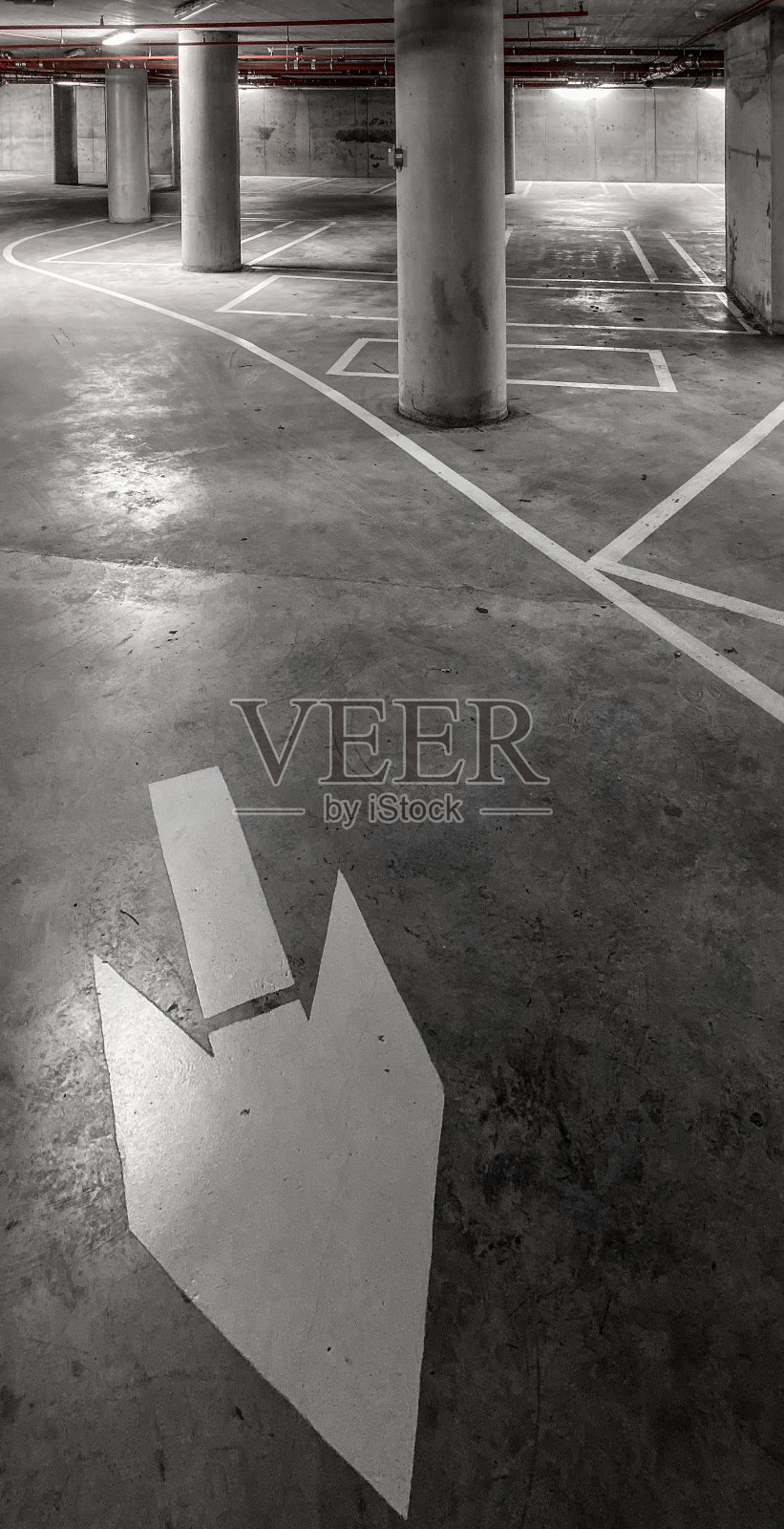 空的地下车库照片摄影图片