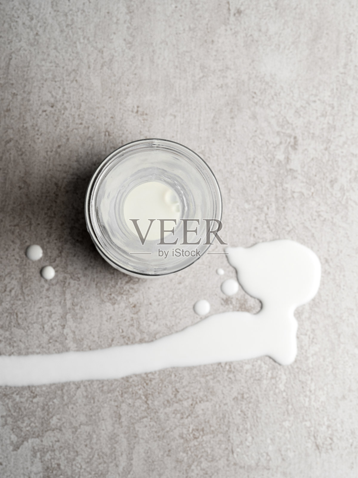 溢出的牛奶,从瓶子溢出的牛奶,牛奶溅在背景上的俯视图,照片摄影图片