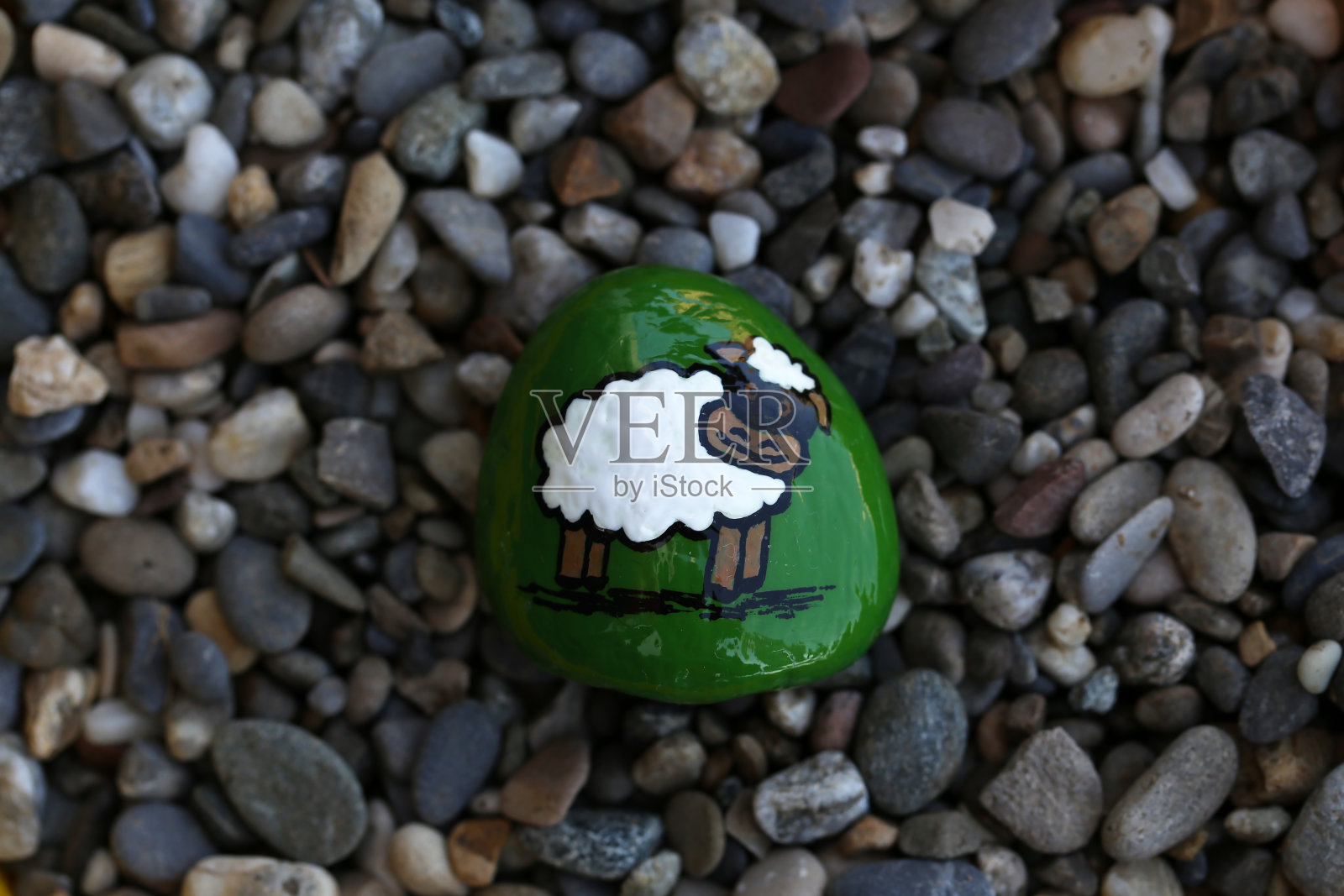 画好的登山石留在人行道上供路人观看照片摄影图片