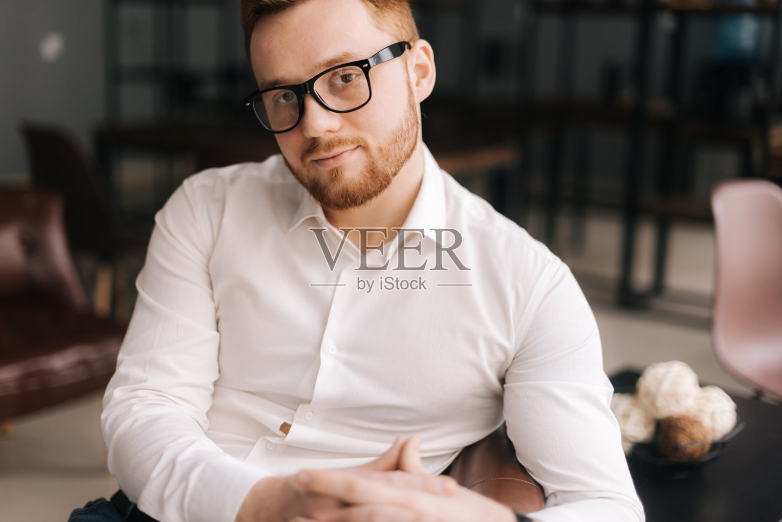 有创意的年轻商人戴着时髦的眼镜,穿着时髦的衣服看别处照片摄影图片