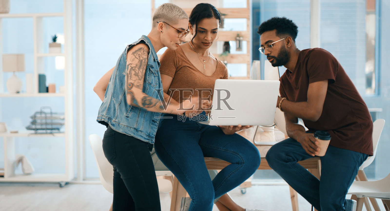 作为一个团队,从概念到完成照片摄影图片