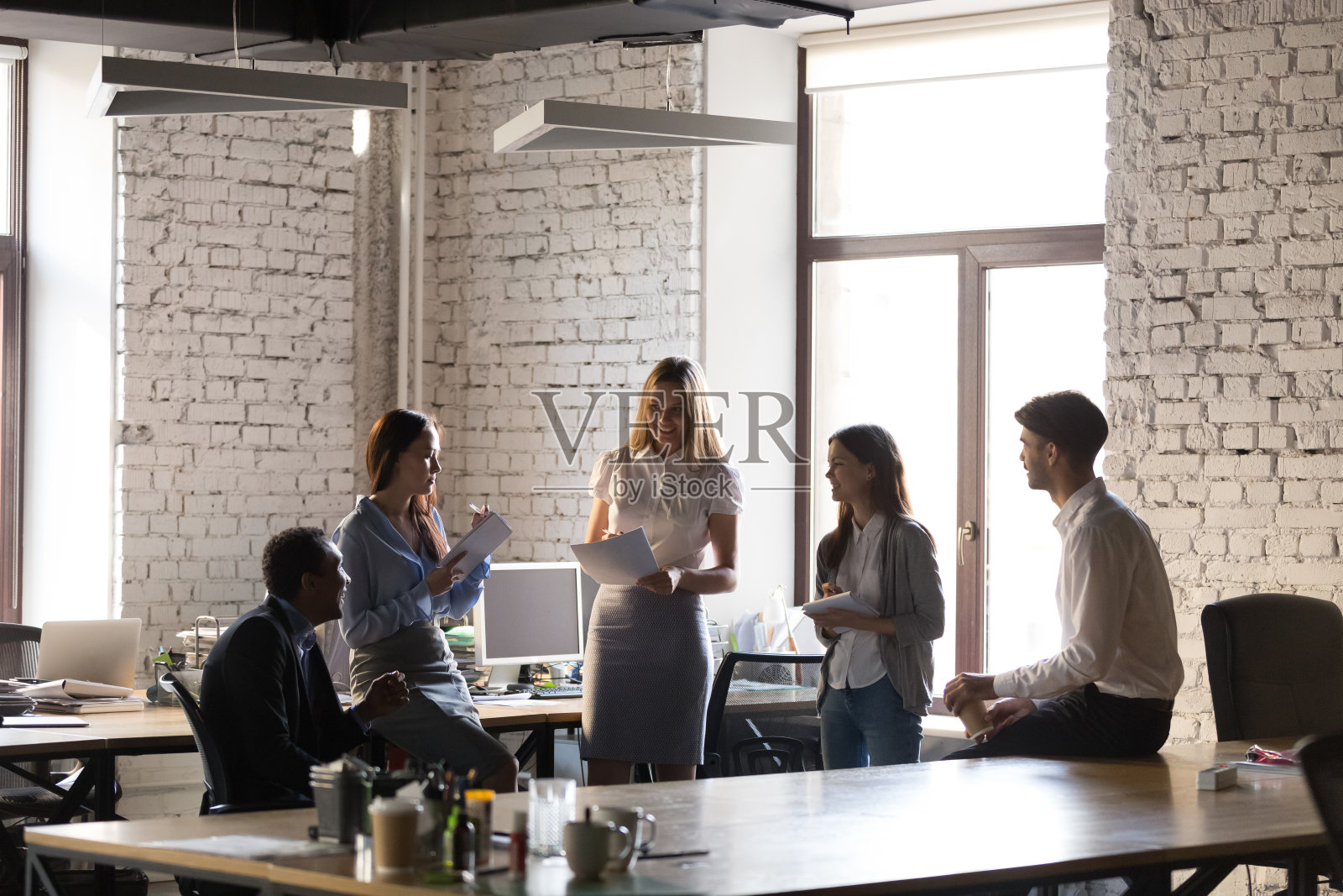 不同的员工在办公室开会讨论项目照片摄影图片