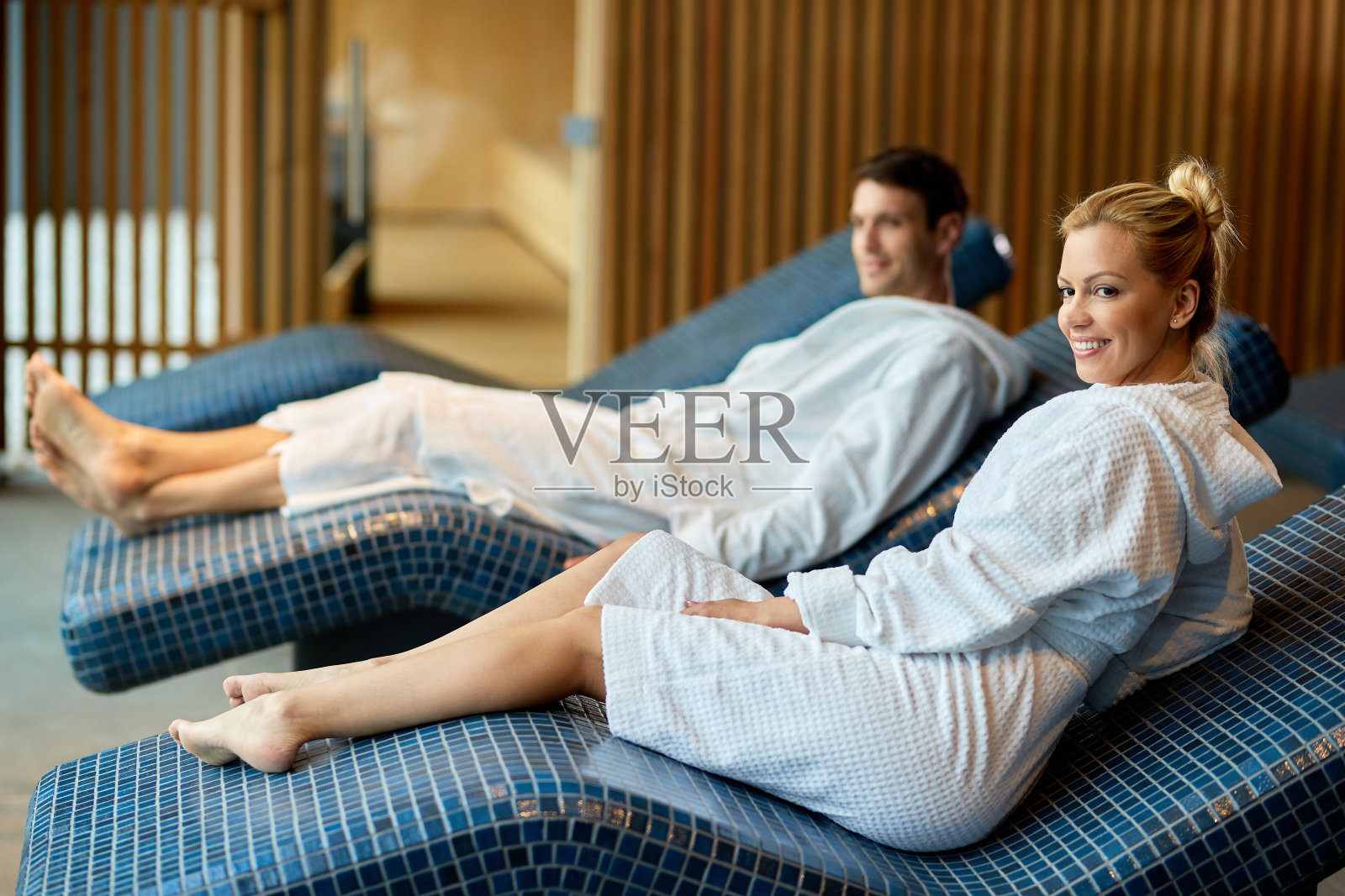 放松的夫妇在浴袍享受他们的周末在健康水疗。照片摄影图片