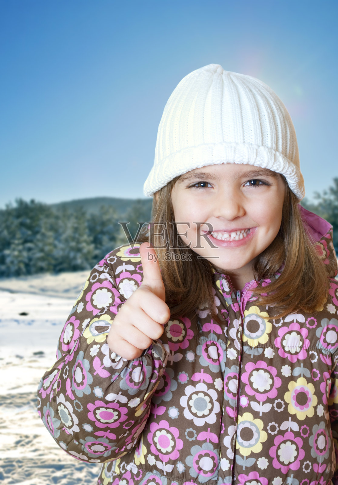快乐的小女孩在寒假里玩雪照片摄影图片