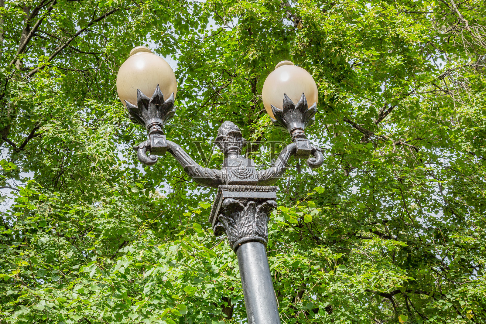 老式黑铁街灯照片摄影图片