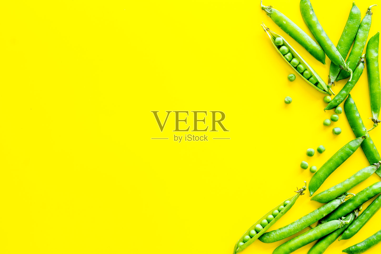 一套绿色的豌豆荚在明亮的背景照片摄影图片