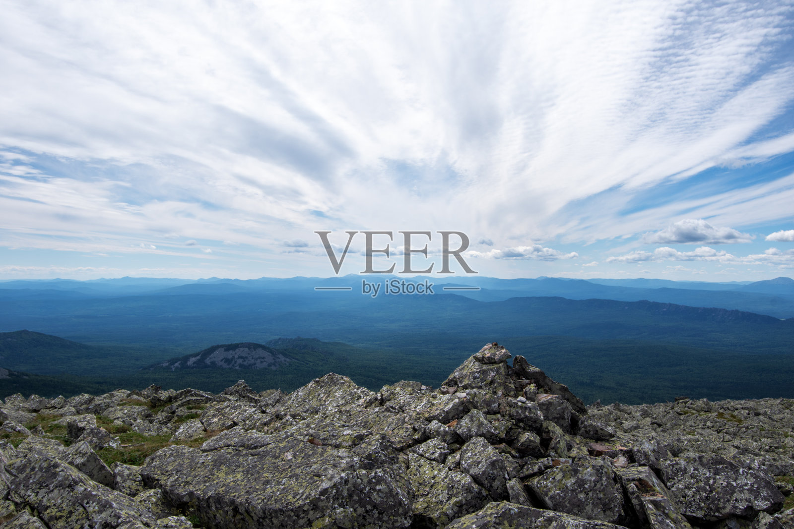 层积云在天空中铺展,越过高山高原,远处青山碧水照片摄影图片