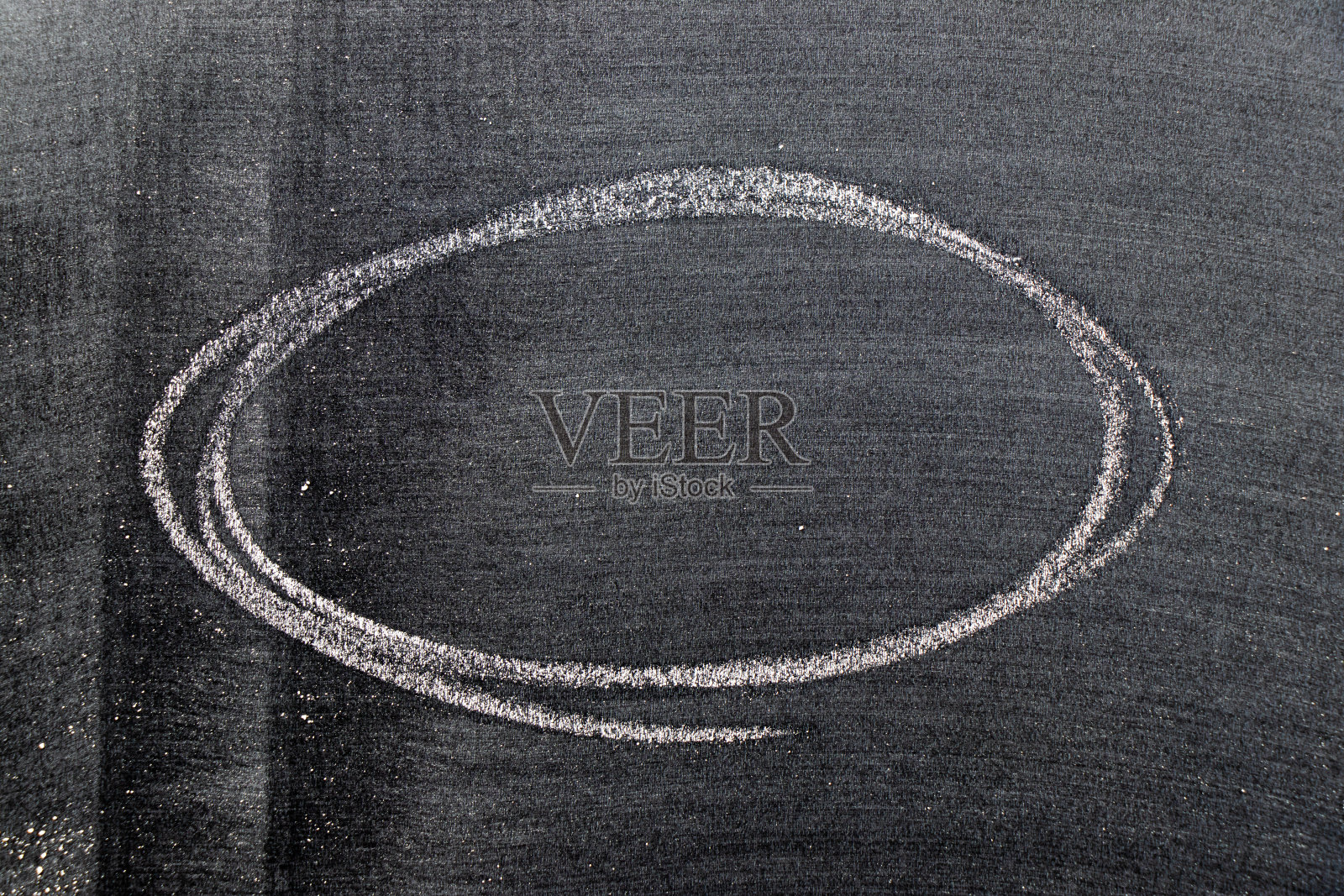 白色粉笔手画圆圈或椭圆形状的黑板背景照片摄影图片