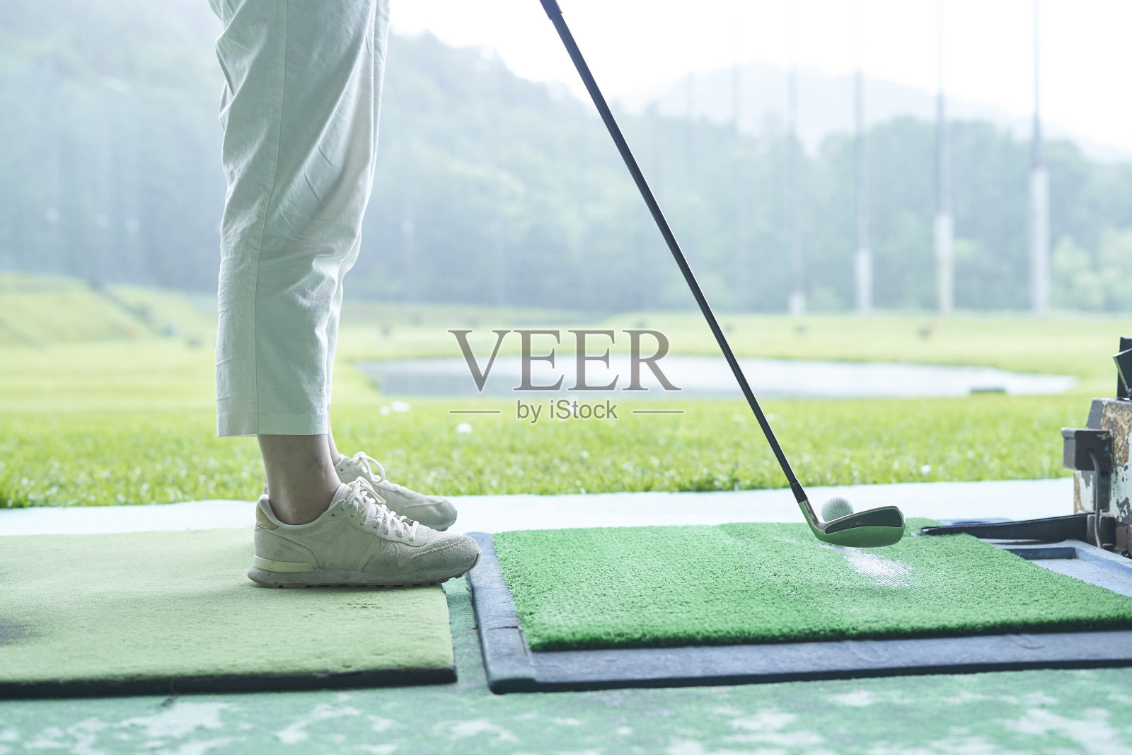 一个女人在高尔夫球场上练习的脚照片摄影图片