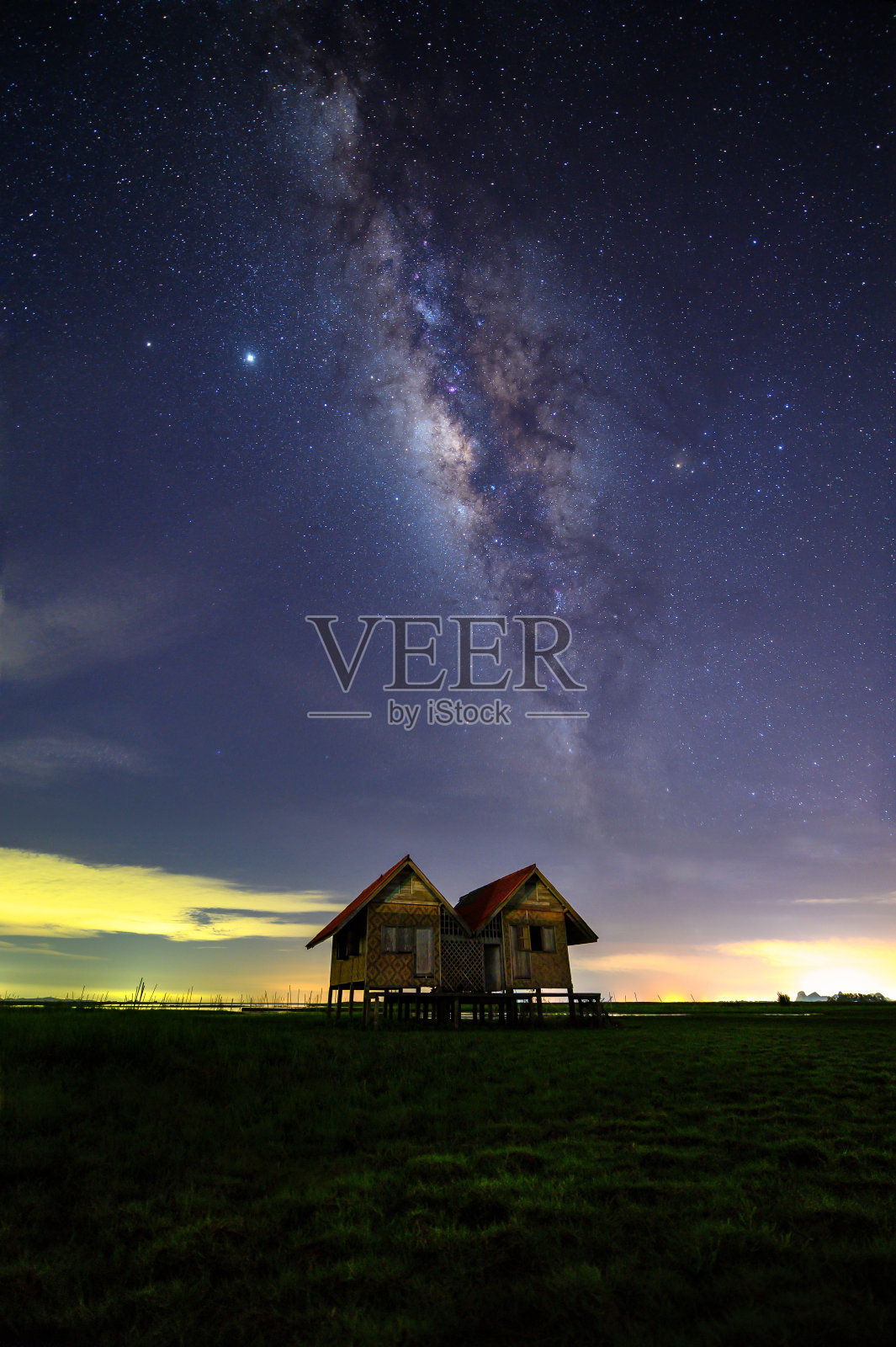 Chaloem Phra Kiat 桥附近的古老双子楼与银河系照片摄影图片