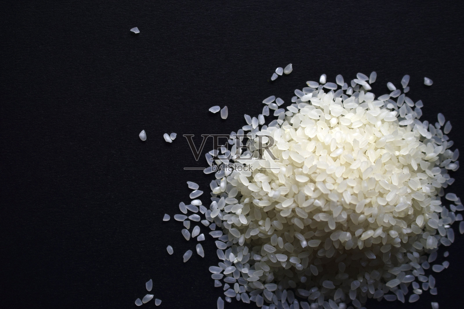 黑底上的一堆肉饭照片摄影图片