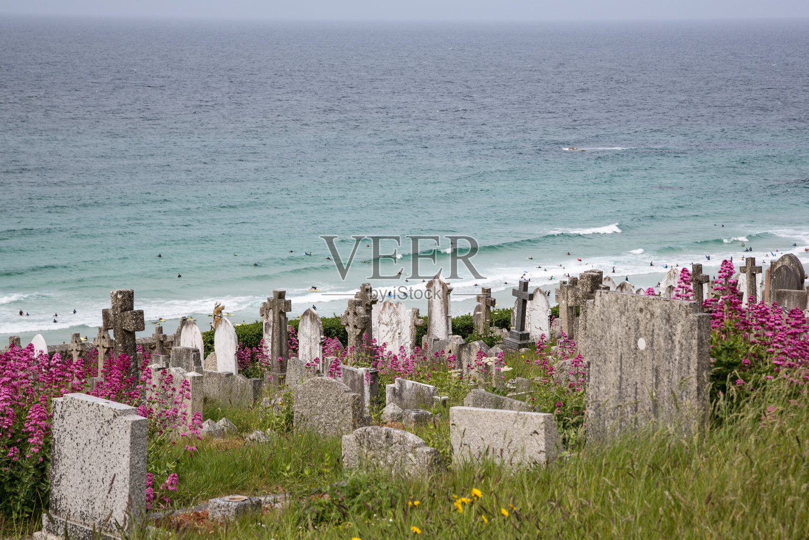 英国康沃尔郡圣艾夫斯的冲浪者俯瞰Barnoon公墓照片摄影图片