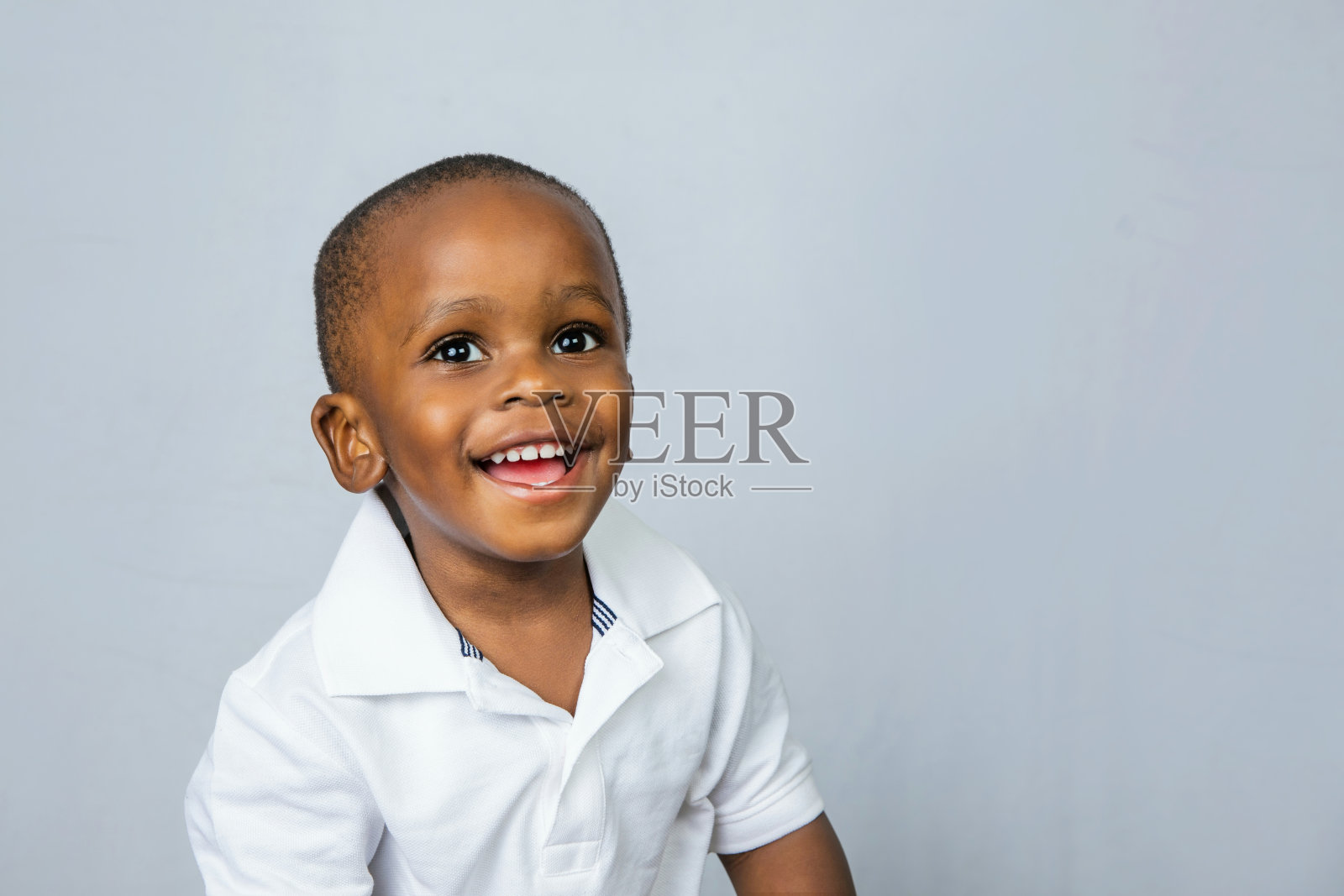 穿着白衬衫和短裤的两岁非裔美国小男孩笑着照片摄影图片