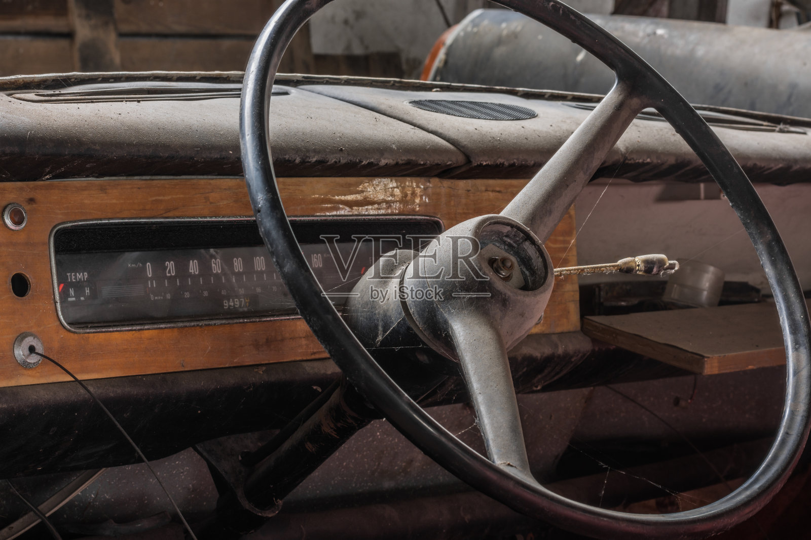 一辆旧车的方向盘和配件照片摄影图片