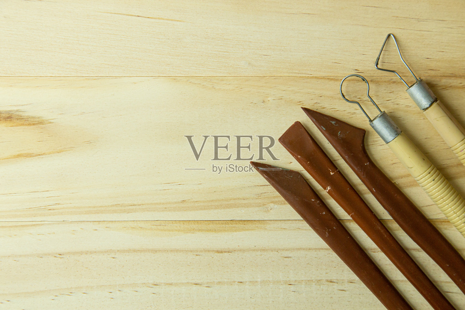 雕刻工具上的木头为教育和艺术内容。照片摄影图片