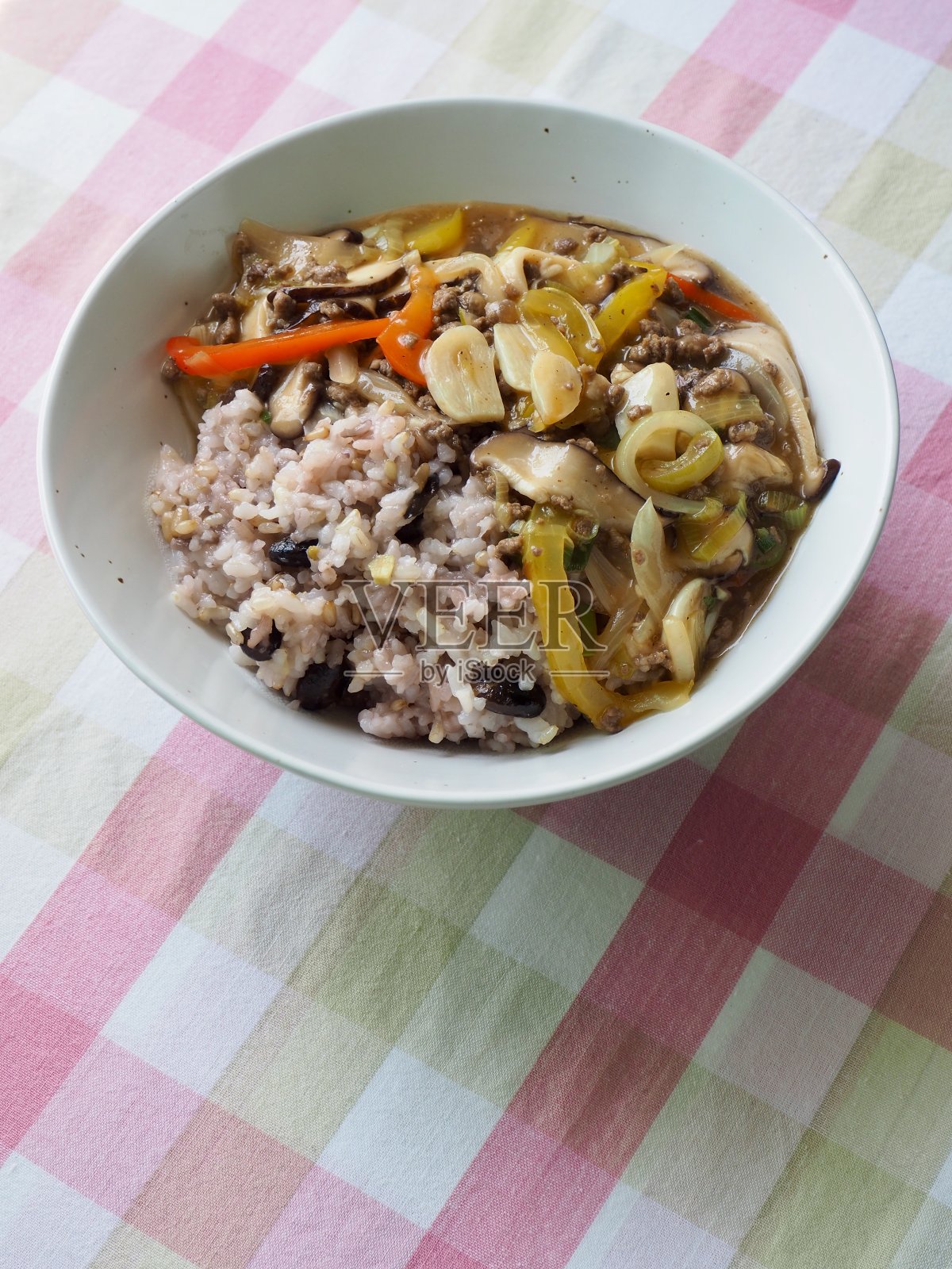 亚洲食物蔬菜和蘑菇饭照片摄影图片