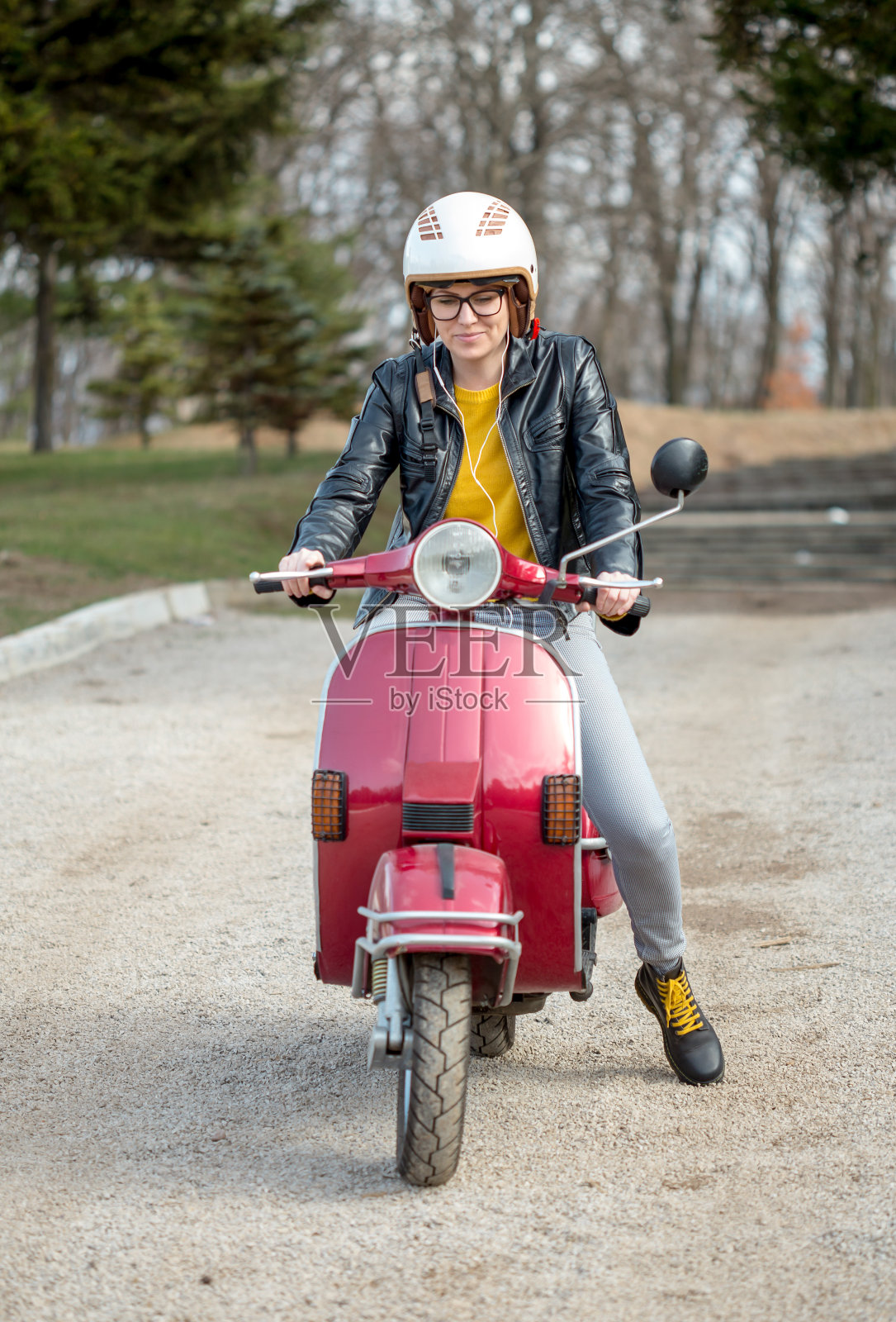 骑摩托车的都市女孩照片摄影图片