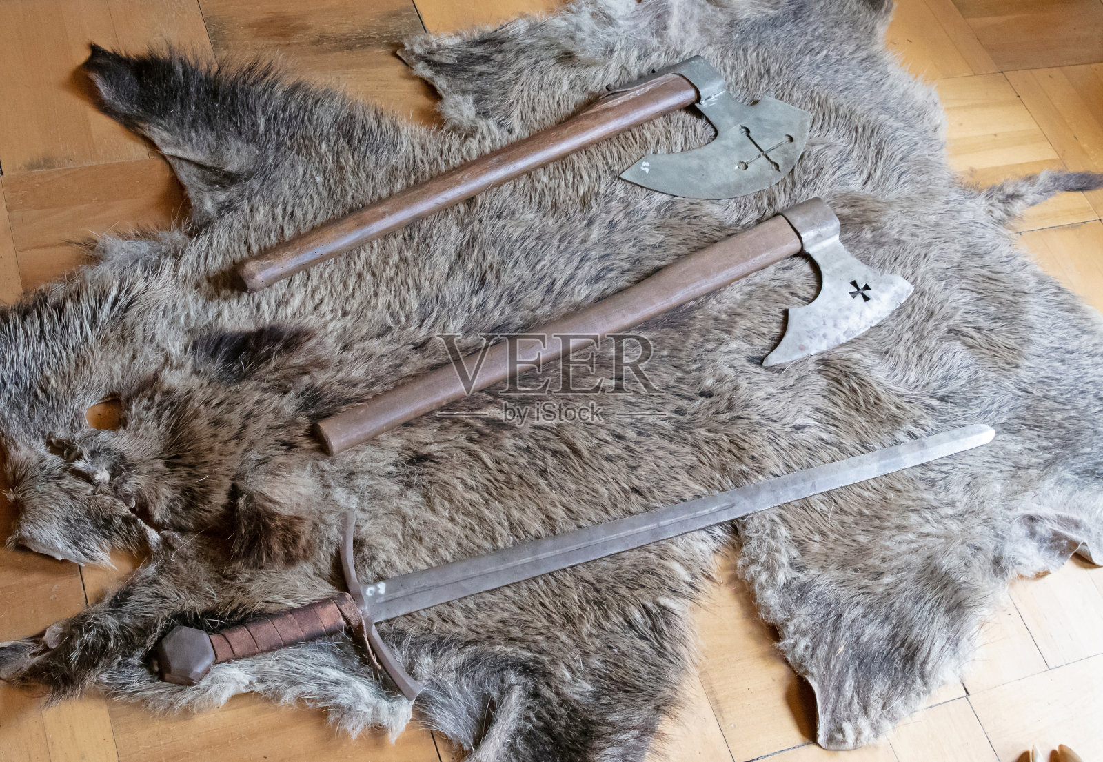 旧武器放在野猪毛上,已经不用了照片摄影图片