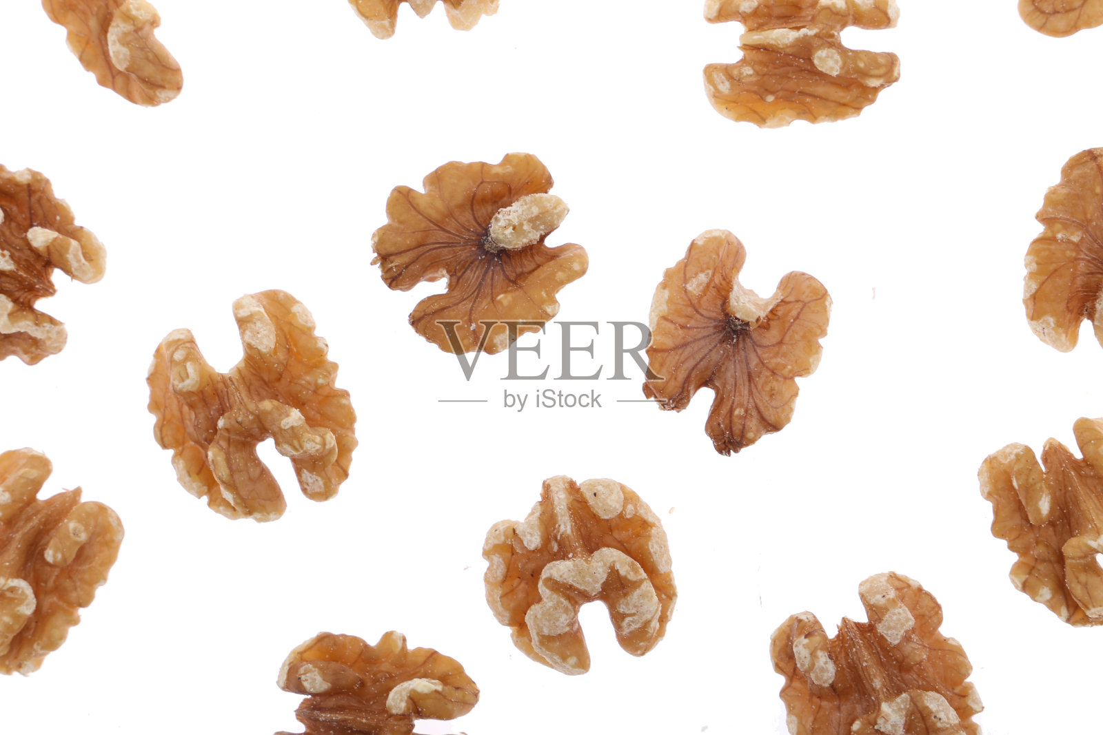 白色背景下的分离有机核桃仁。照片摄影图片