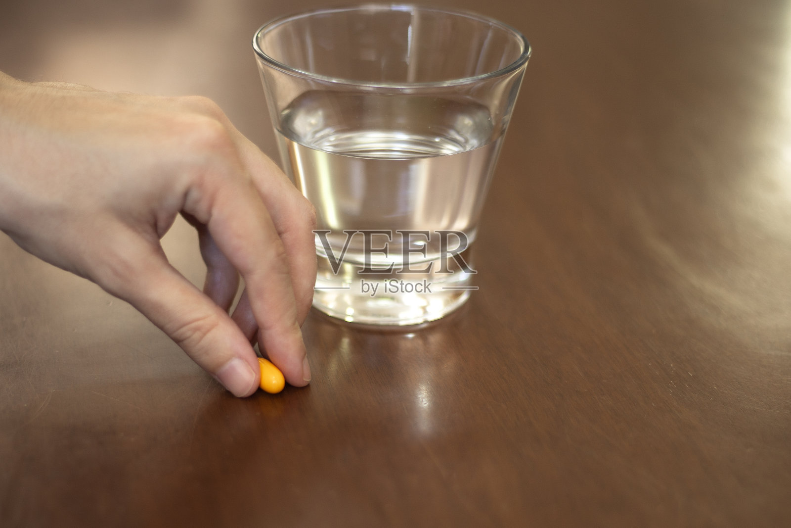 女人的手拿着药丸照片摄影图片