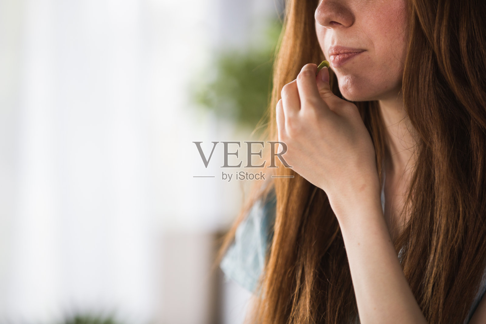 年轻女子在吃药照片摄影图片