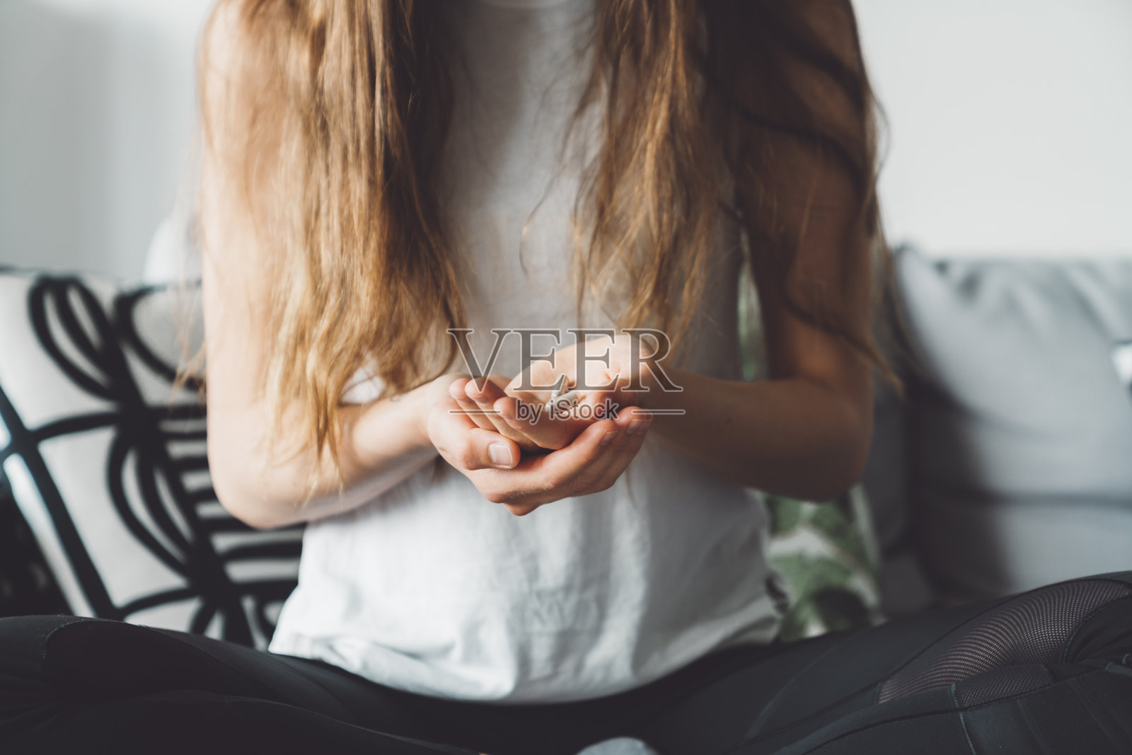 不认识的女人摊开的手掌上放着草药药丸照片摄影图片