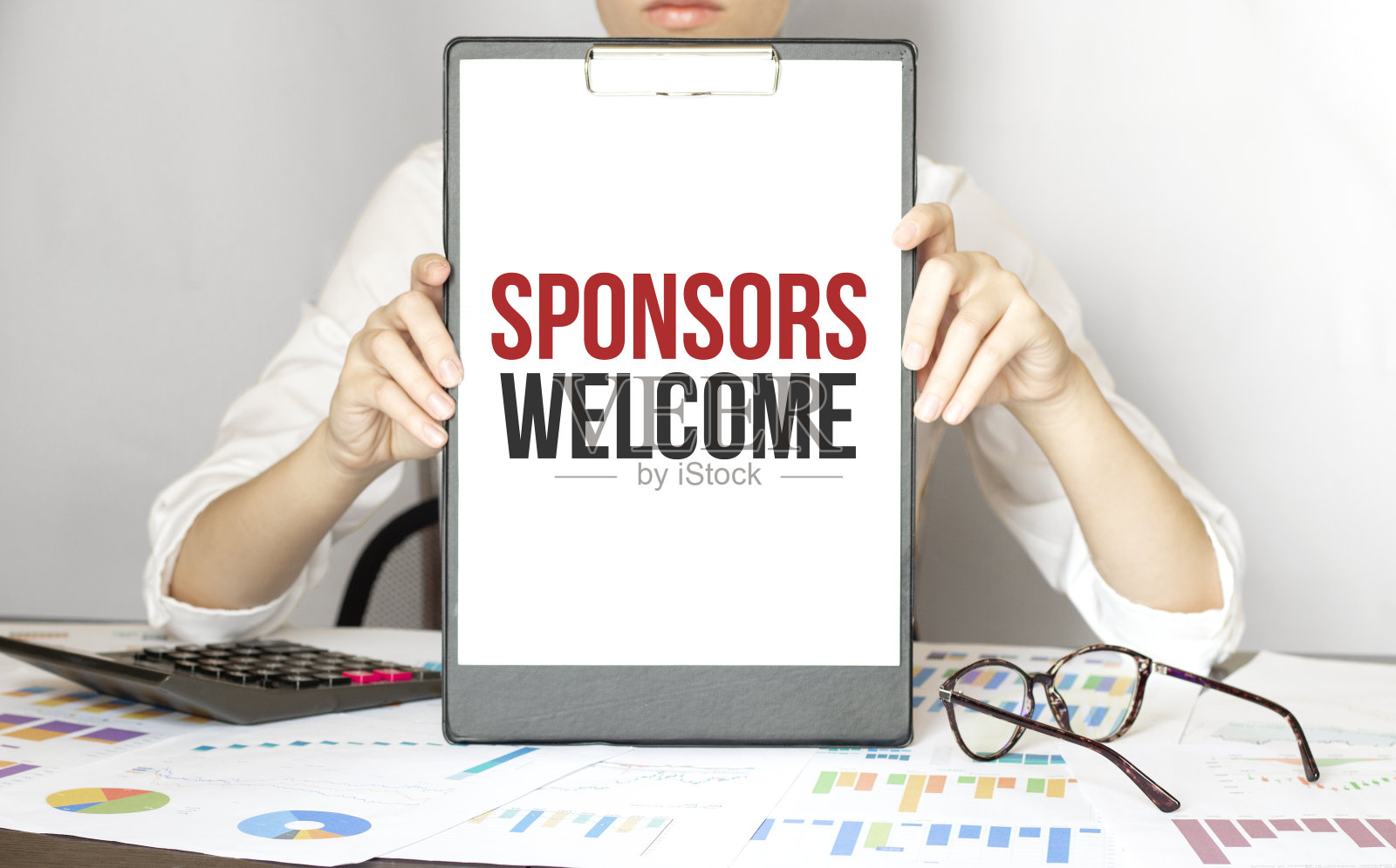 女商人拿着一个黑色的纸盘子与文本赞助商欢迎照片摄影图片