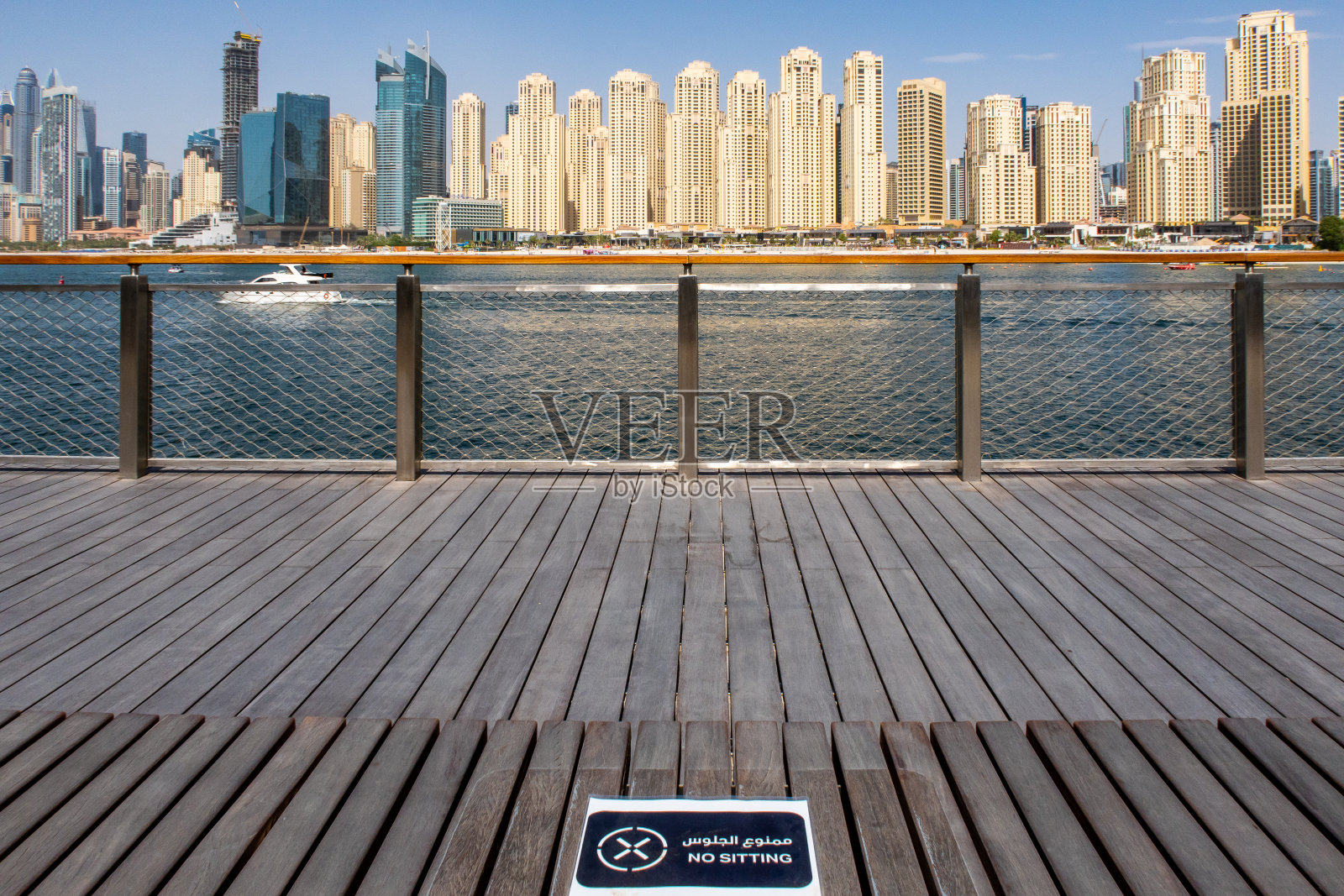 新冠疫情期间,禁止入座的木制长椅照片摄影图片