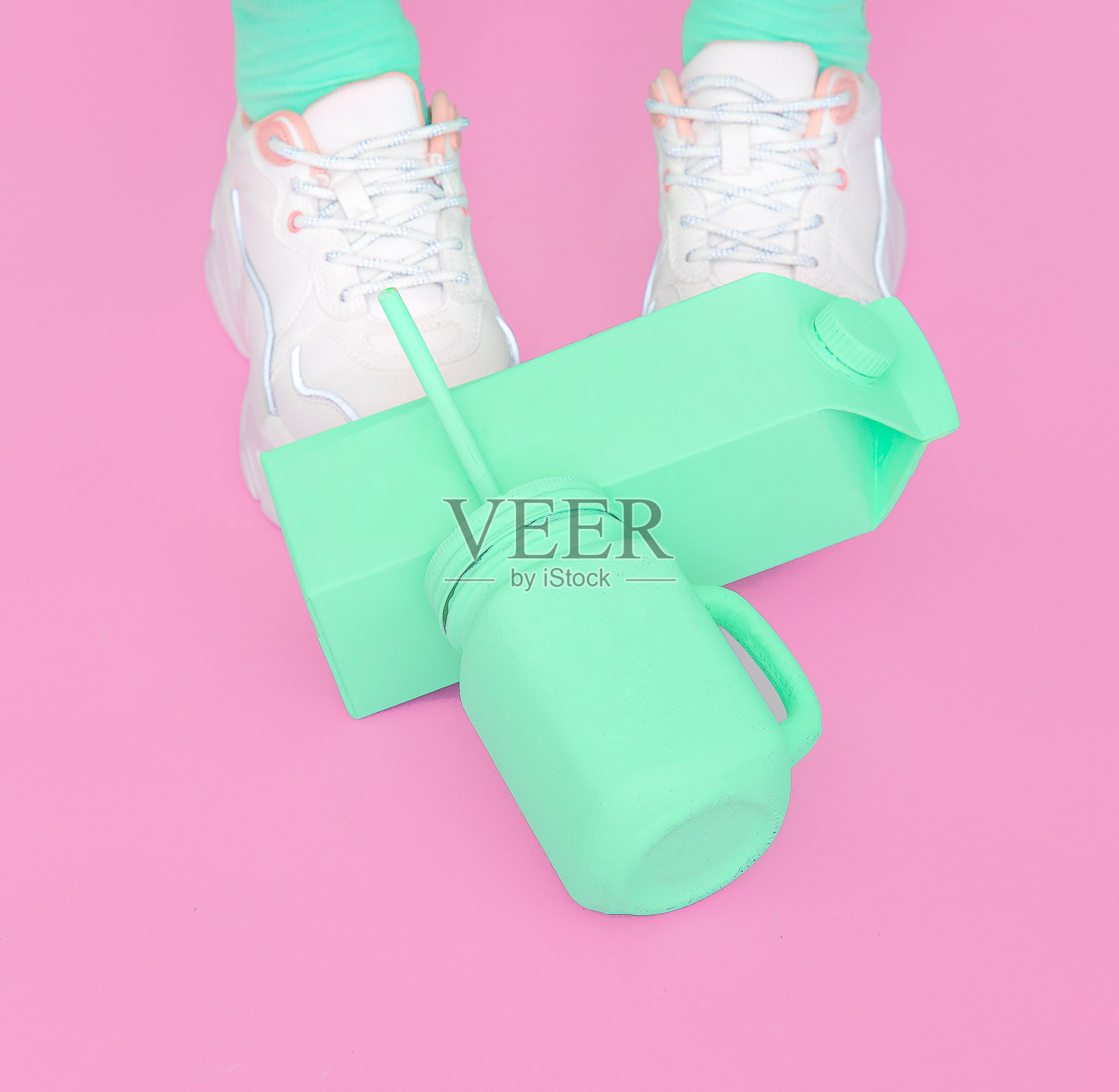 时尚的白色运动鞋和包装垃圾。简约时尚夏日情绪概念。理想的博客,网站,杂志,企业主,时尚页面。时尚的黑白设计照片摄影图片