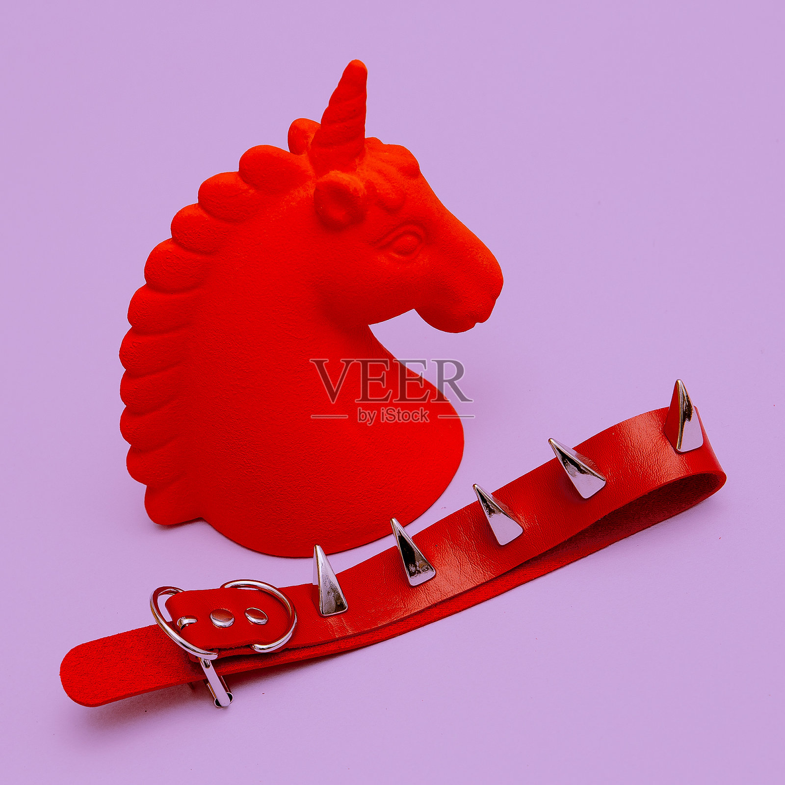 时尚配饰红色颈链。最小的时尚概念照片摄影图片