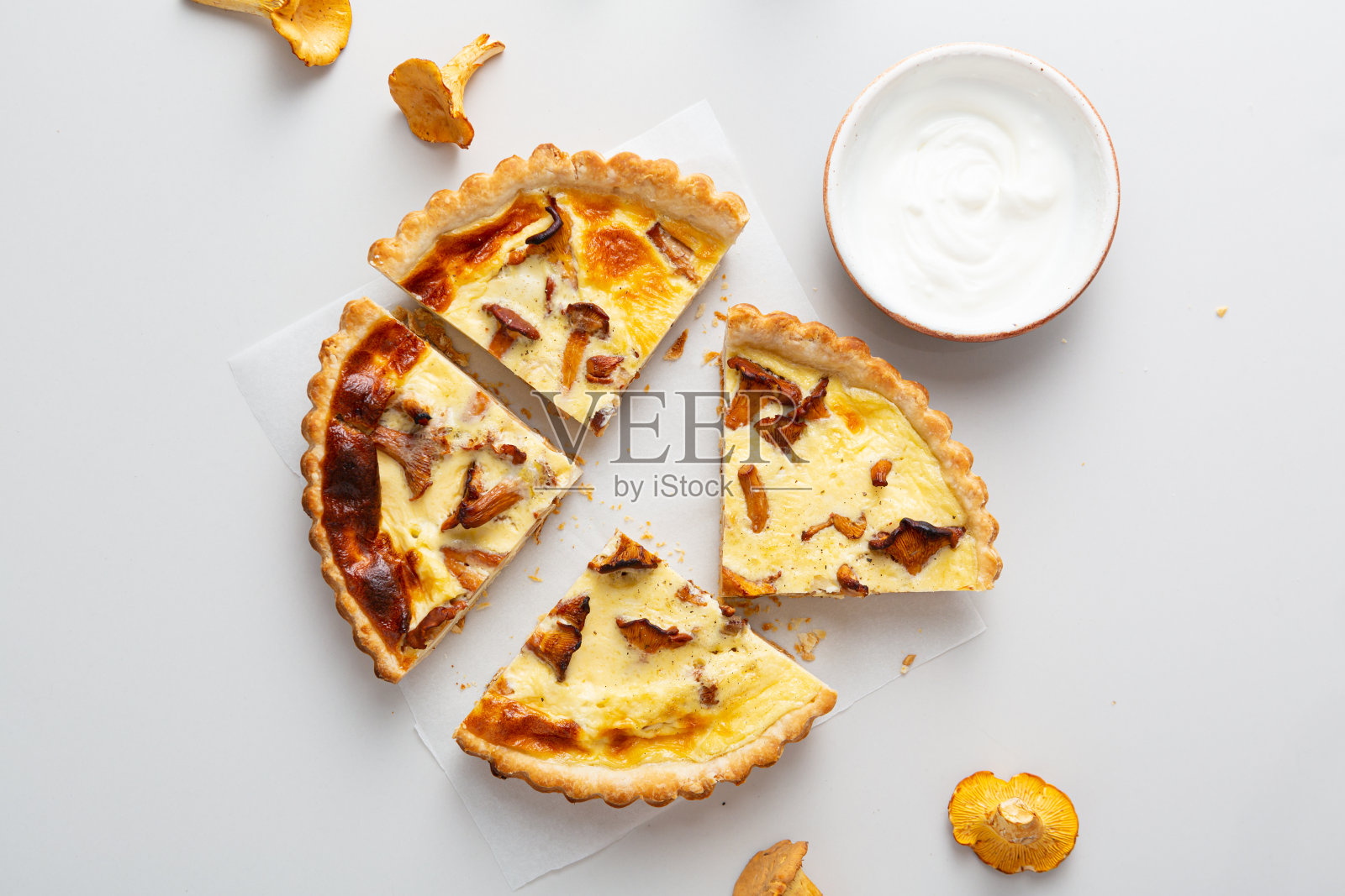 俯瞰桌上自制的鸡油菌派照片摄影图片