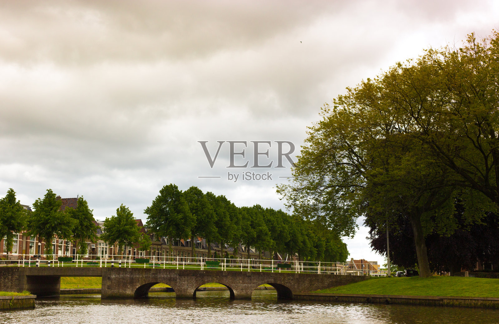 荷兰弗里斯兰多库姆:运河上的桥照片摄影图片