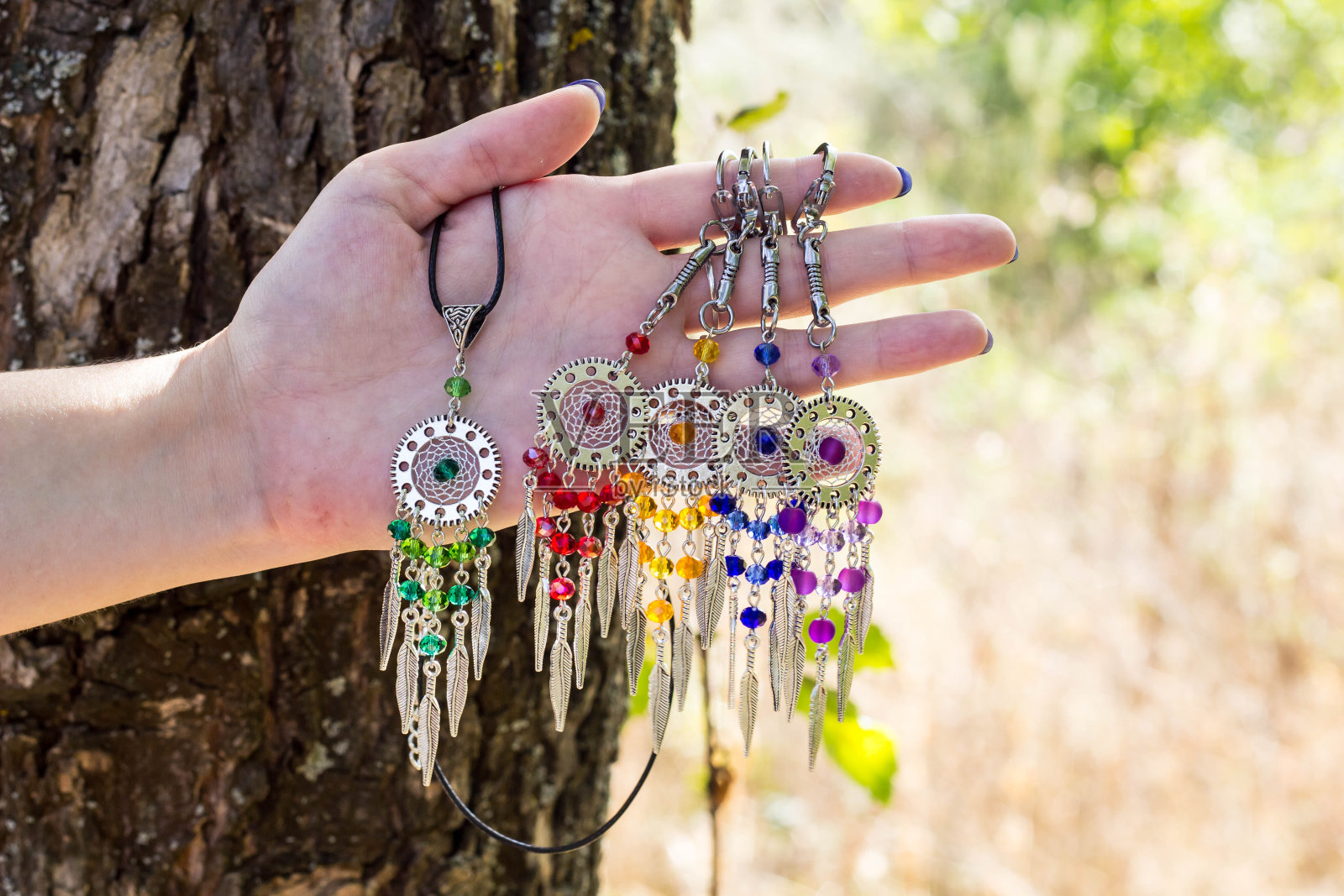 手工捕梦网,用羽毛、线和珠子绳挂照片摄影图片