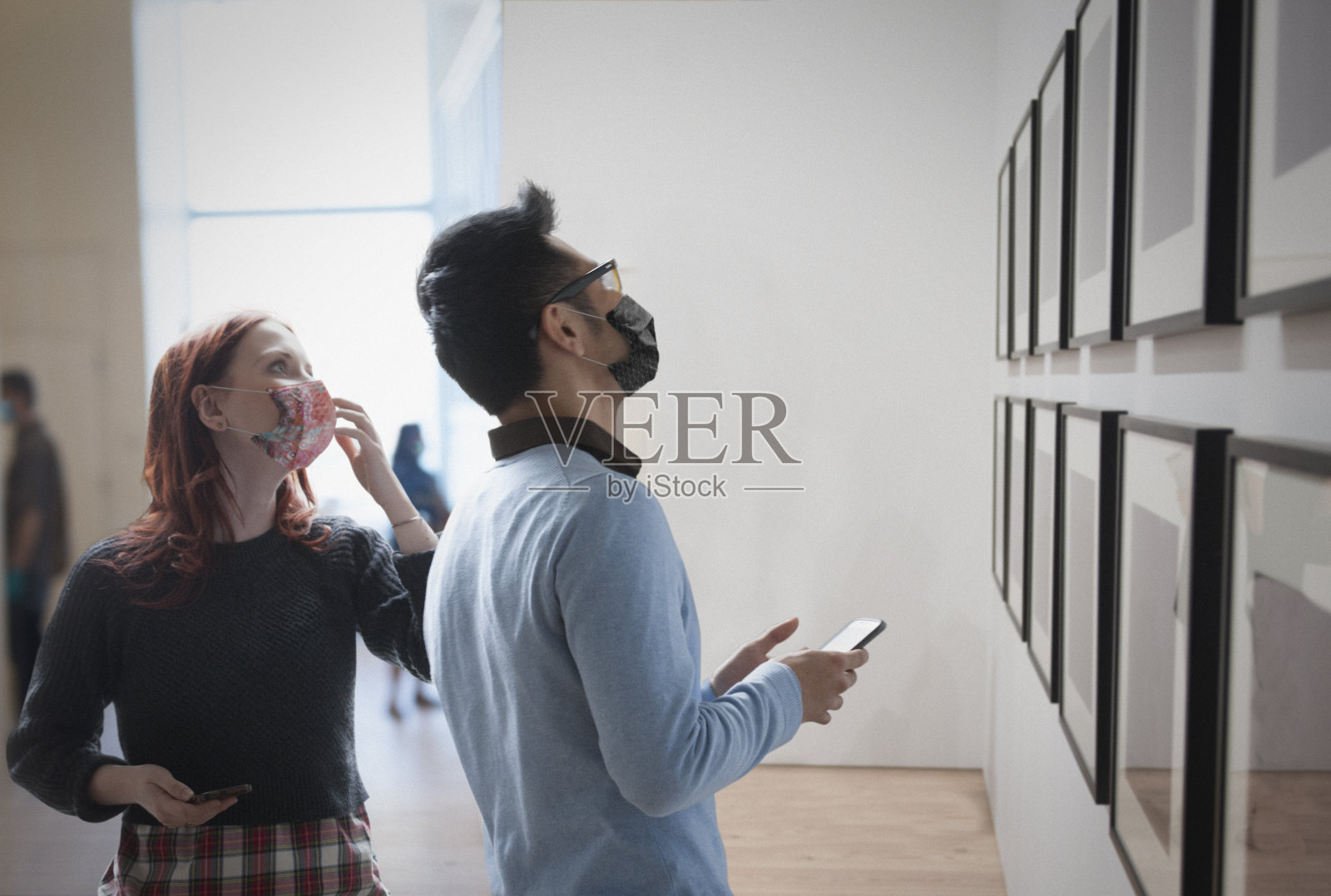 人们在博物馆保持社交距离照片摄影图片