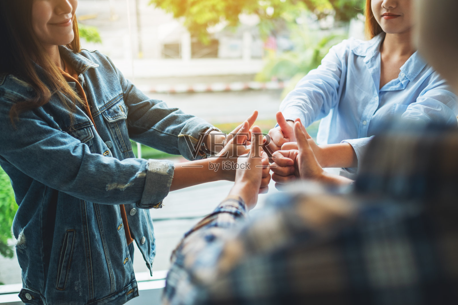 人们竖起大拇指做手势照片摄影图片