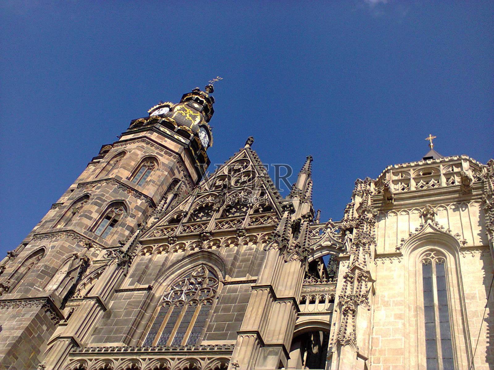 美丽晴朗的蓝天哥特式天主教大教堂照片摄影图片