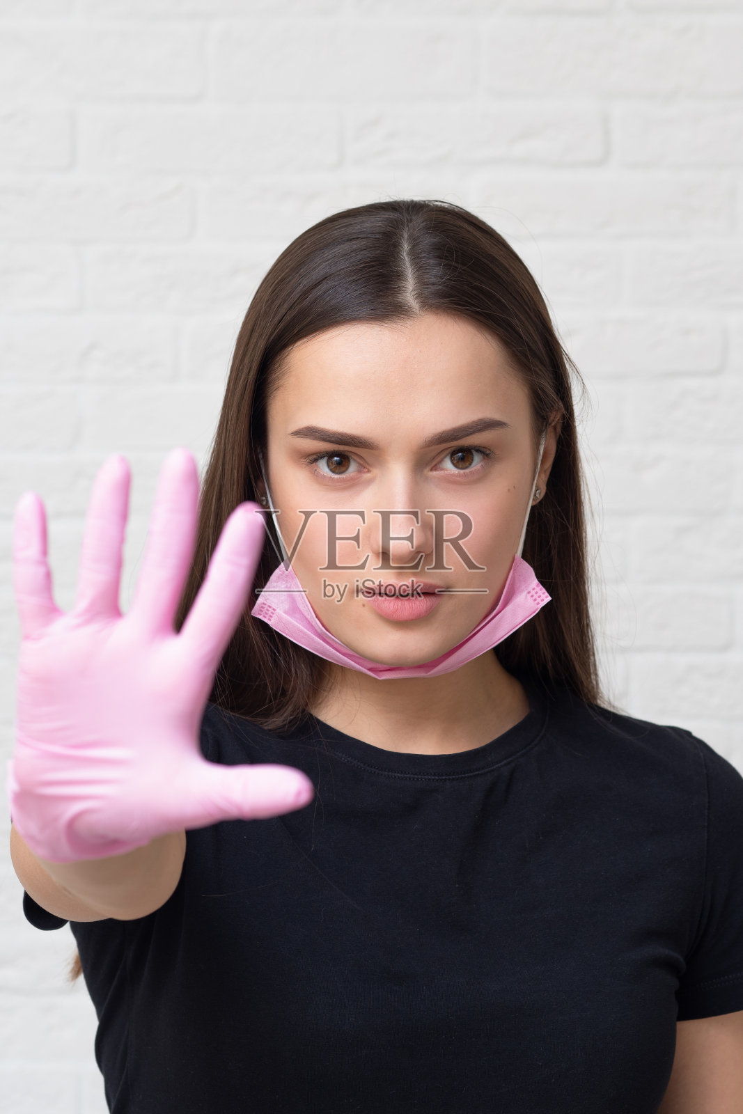 快乐女孩摘下医用口罩,季节性过敏和病毒照片摄影图片