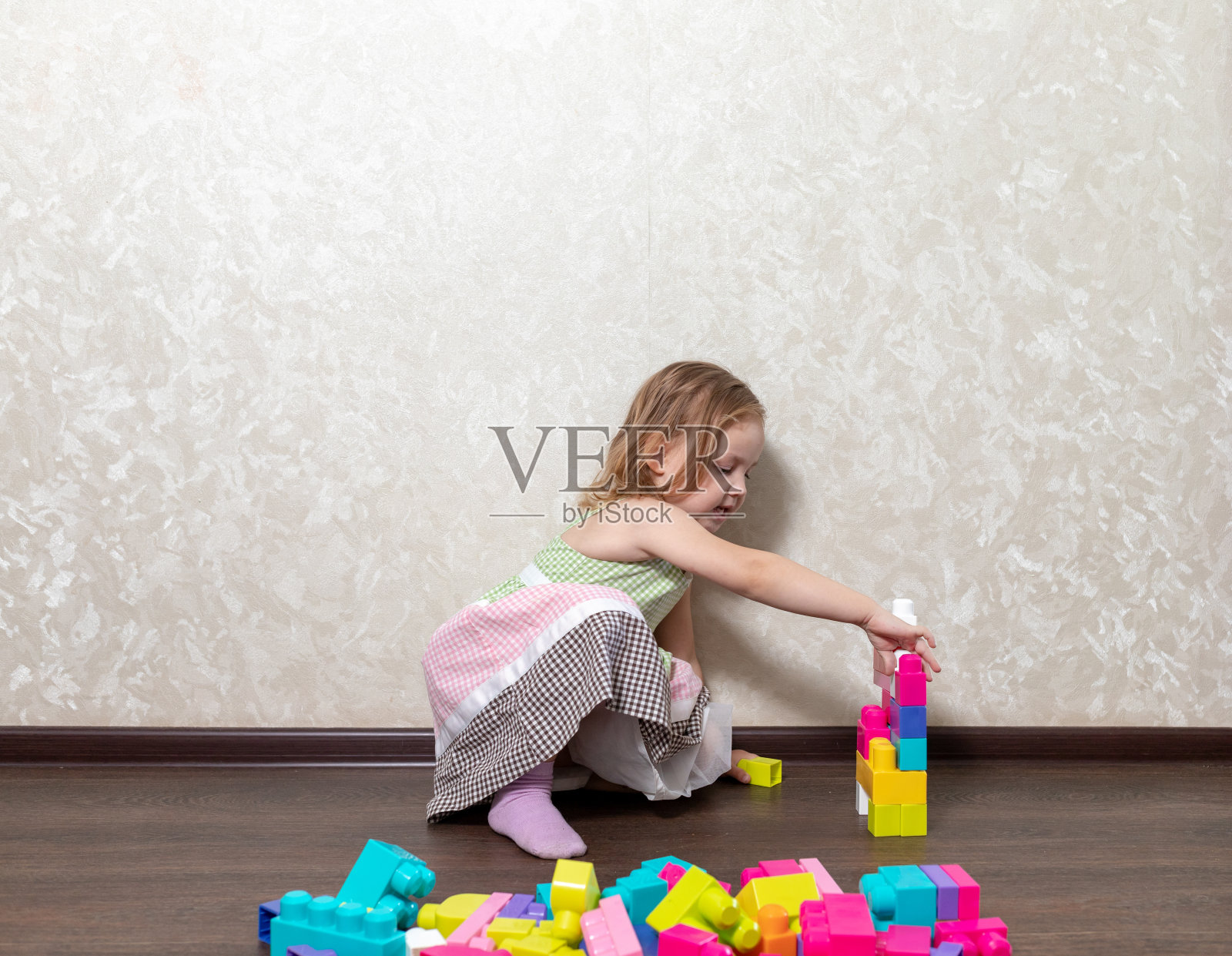 子函数在构造函数中运行。这个孩子模仿设计师设计的动物和机器人形象照片摄影图片